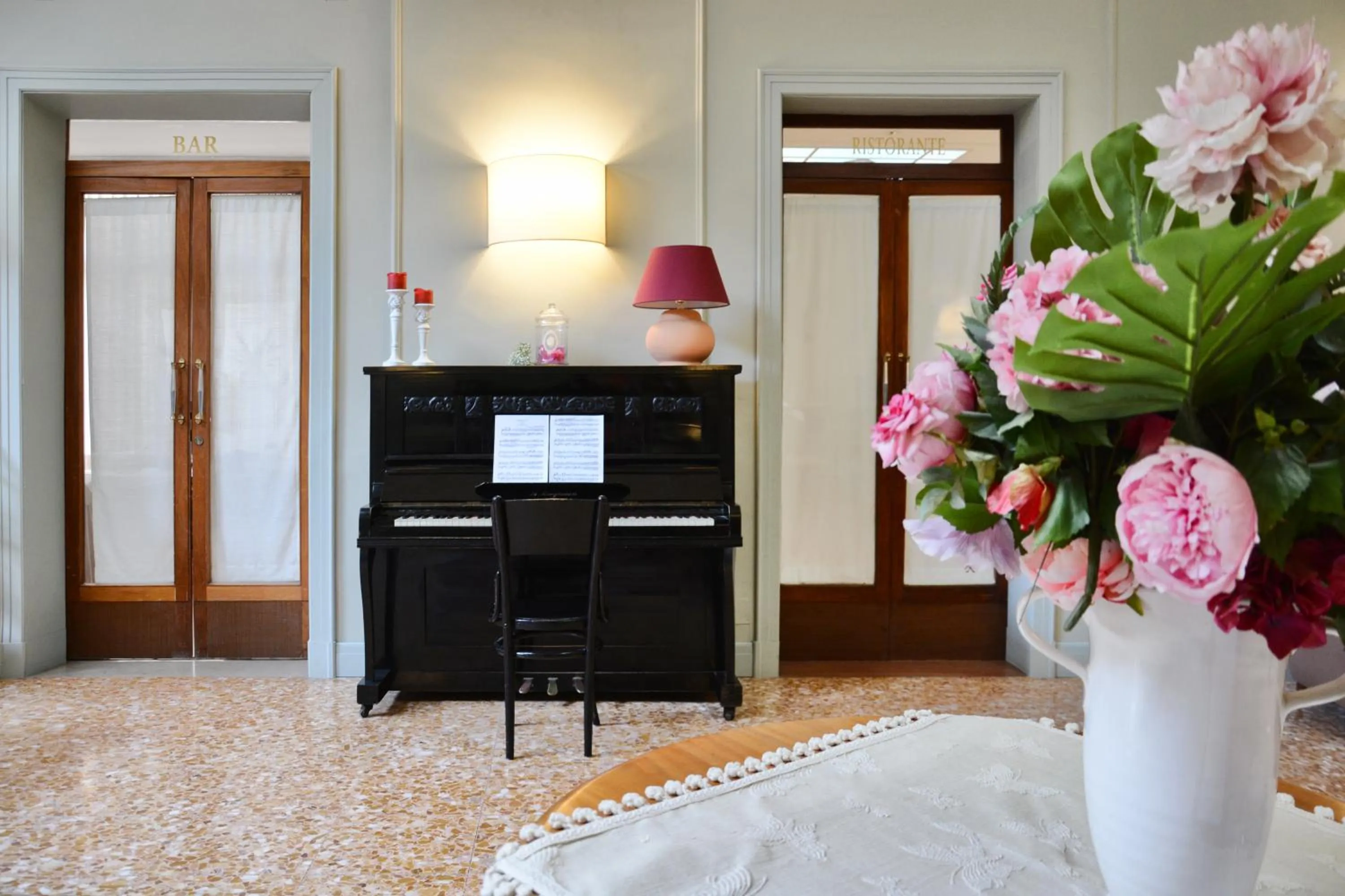 Communal lounge/ TV room in Hotel Touring Wellness & Beauty