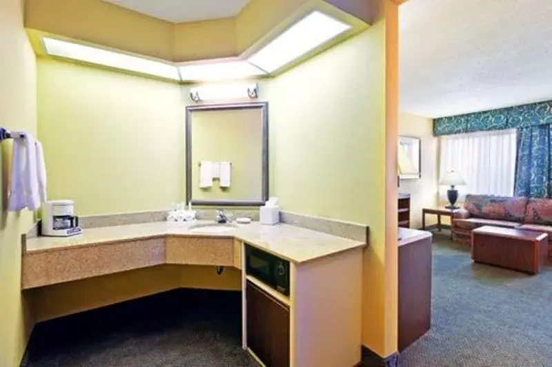 Bathroom, Kitchen/Kitchenette in Holiday Inn Express Hotel Fort Campbell-Oak Grove, an IHG Hotel