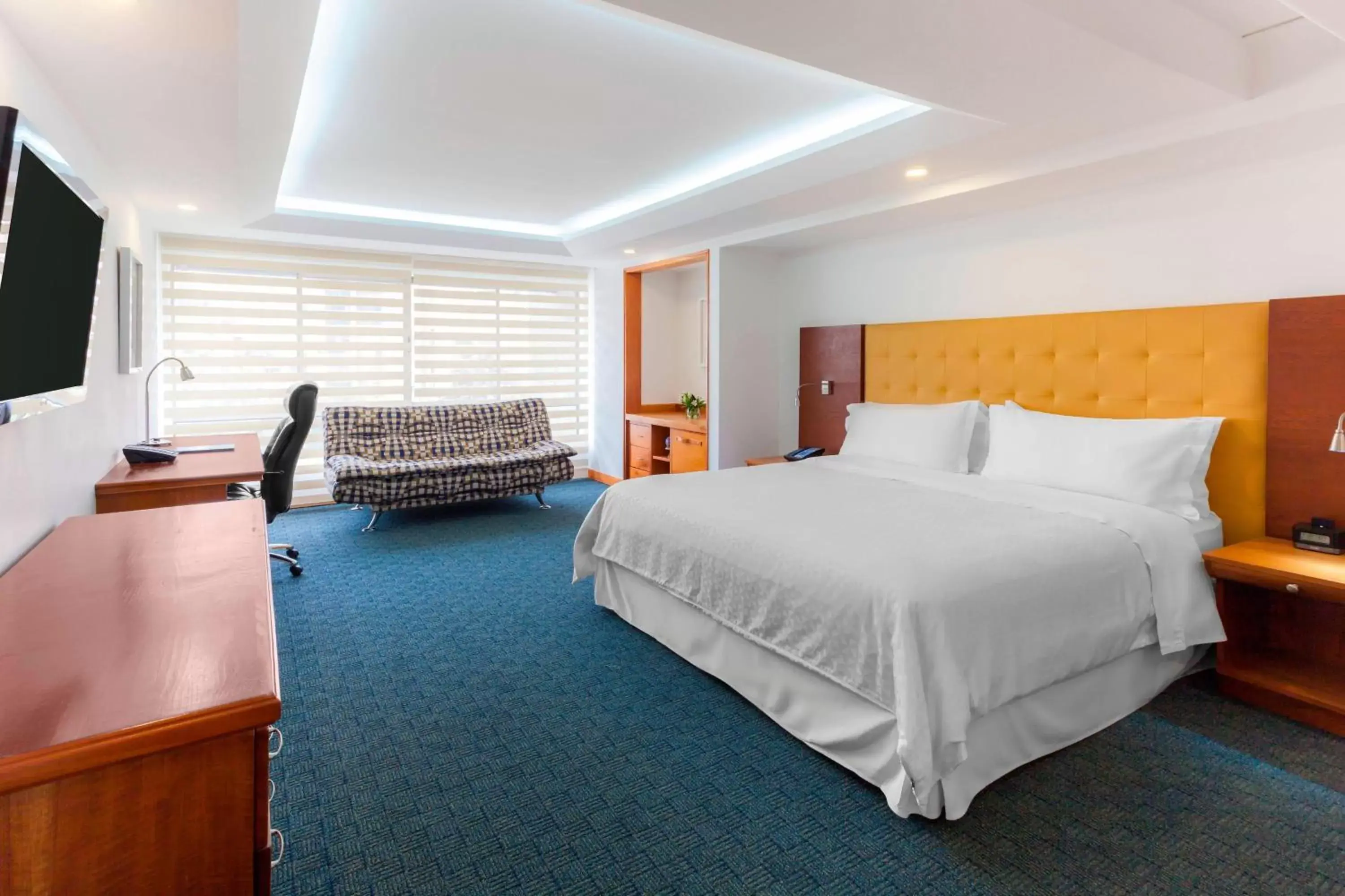 Photo of the whole room, Bed in Four Points by Sheraton Medellín