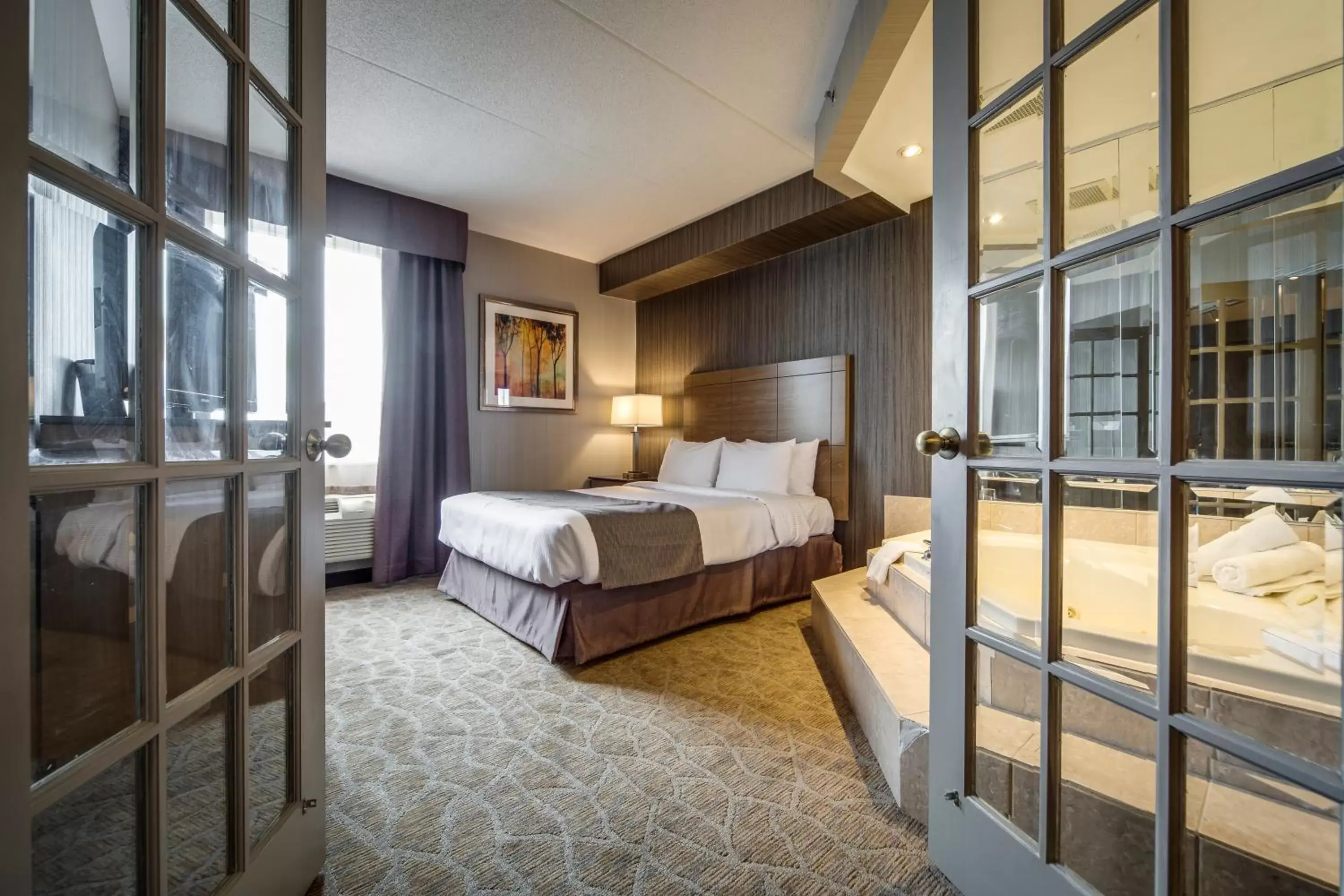Bedroom, Bed in Monte Carlo Inn Airport Suites