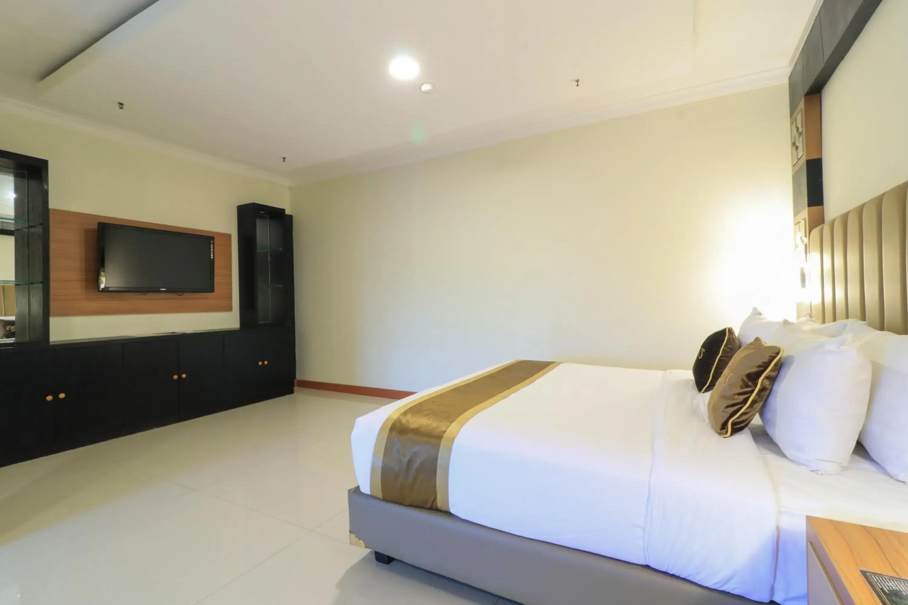 Bedroom, Bed in Coins Hotel Jakarta