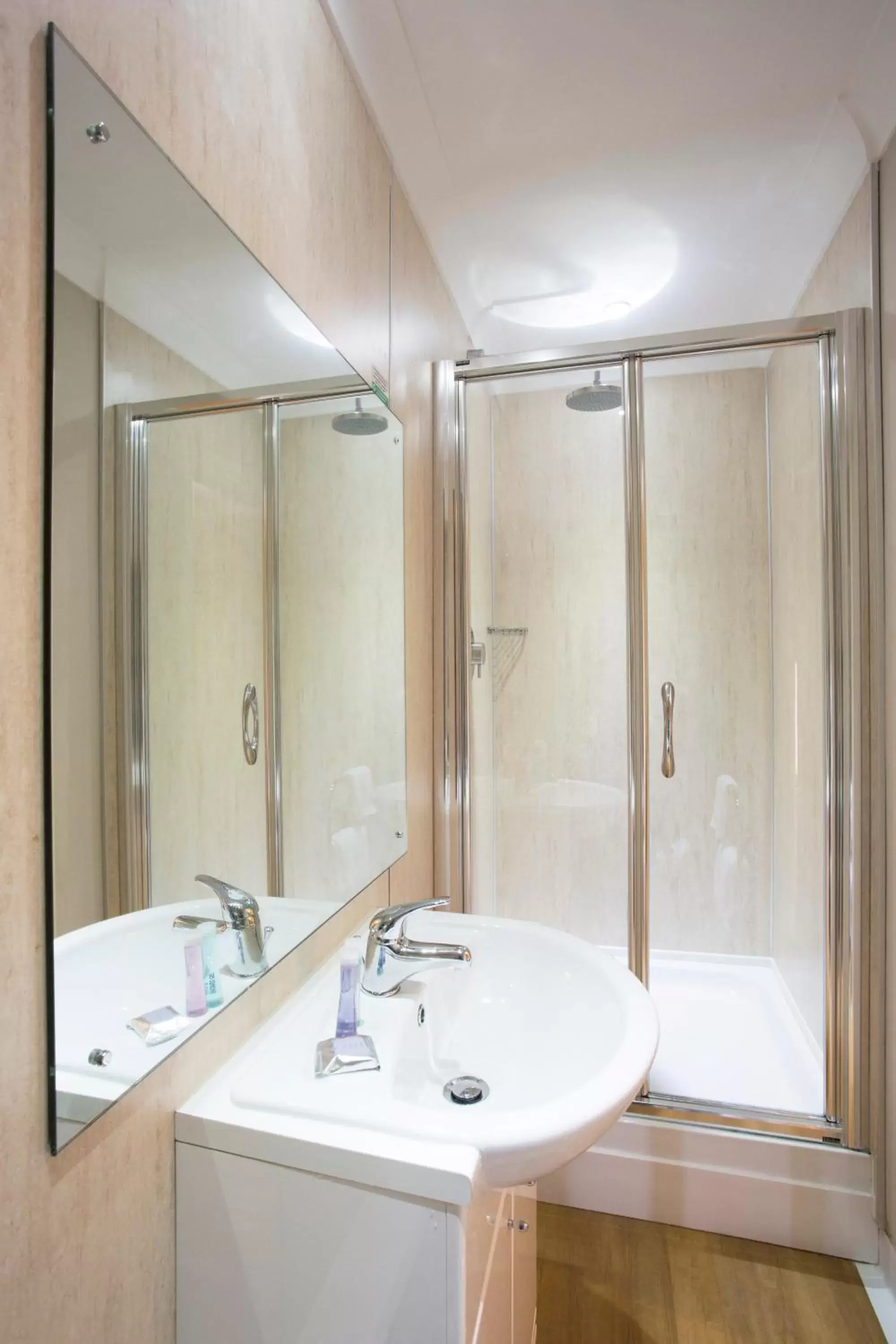 Shower, Bathroom in Breckland Lodge