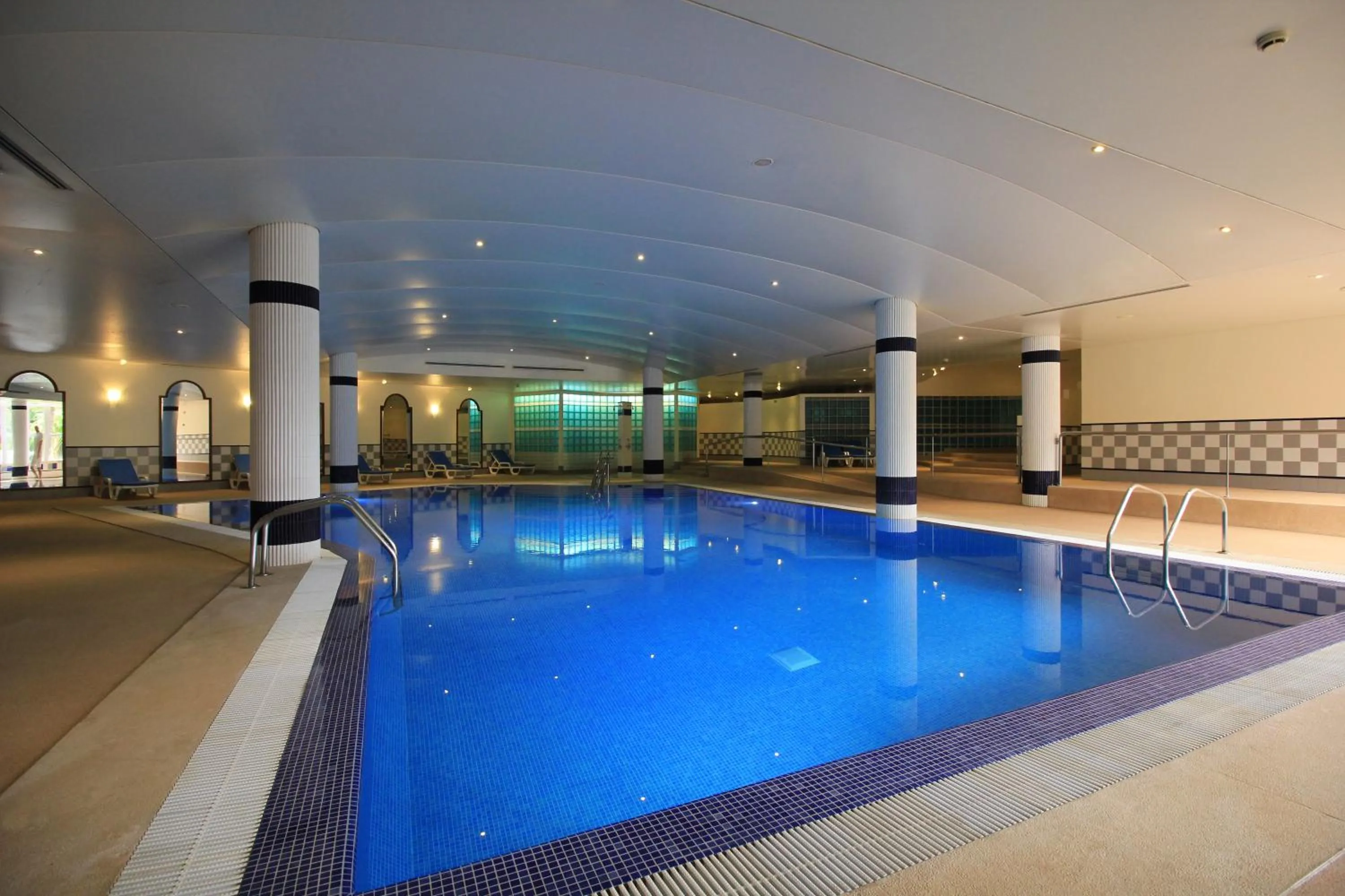 Swimming pool in Suite Hotel Jardins Da Ajuda