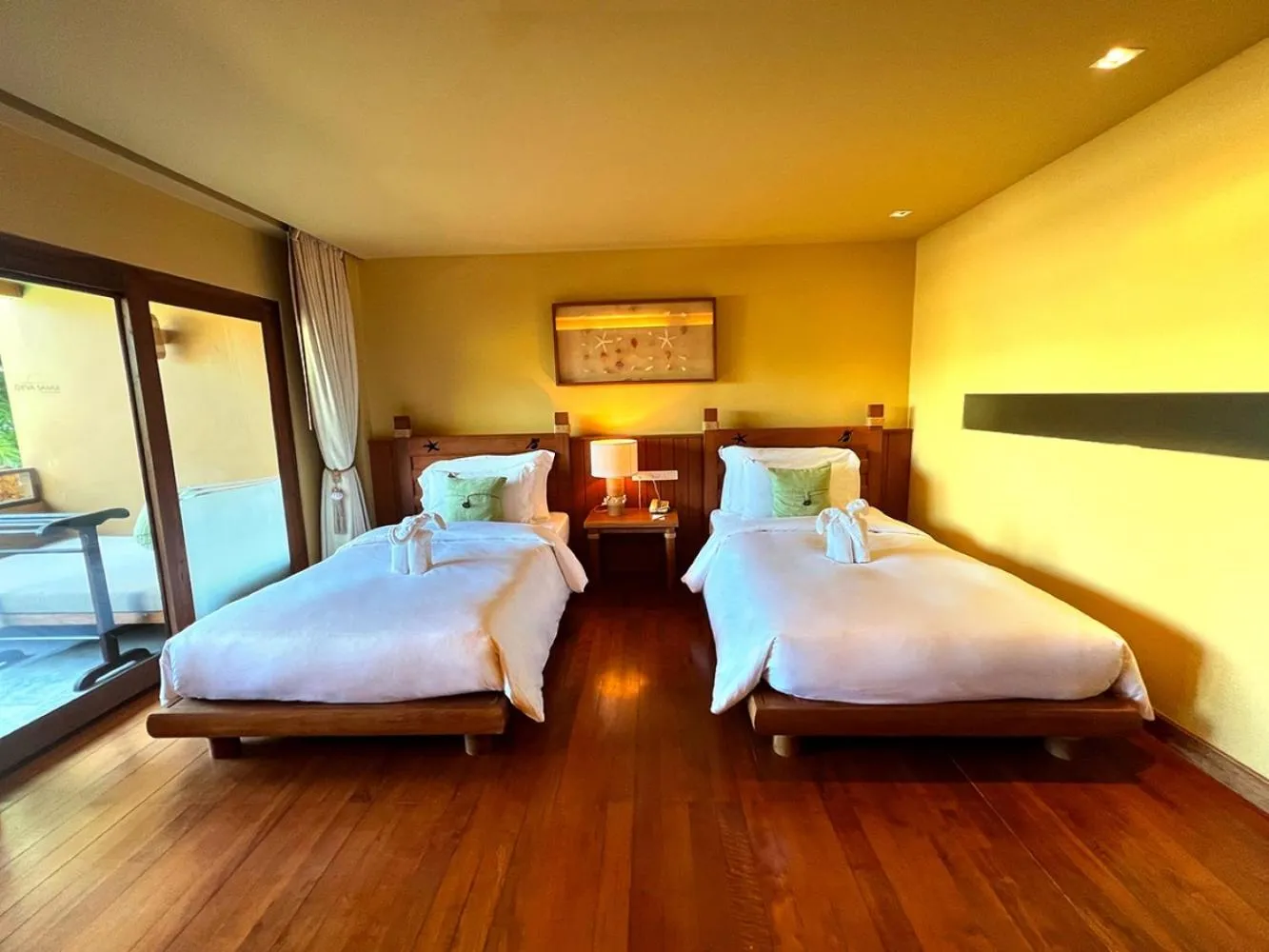 Bed in Deva Beach Resort Samui