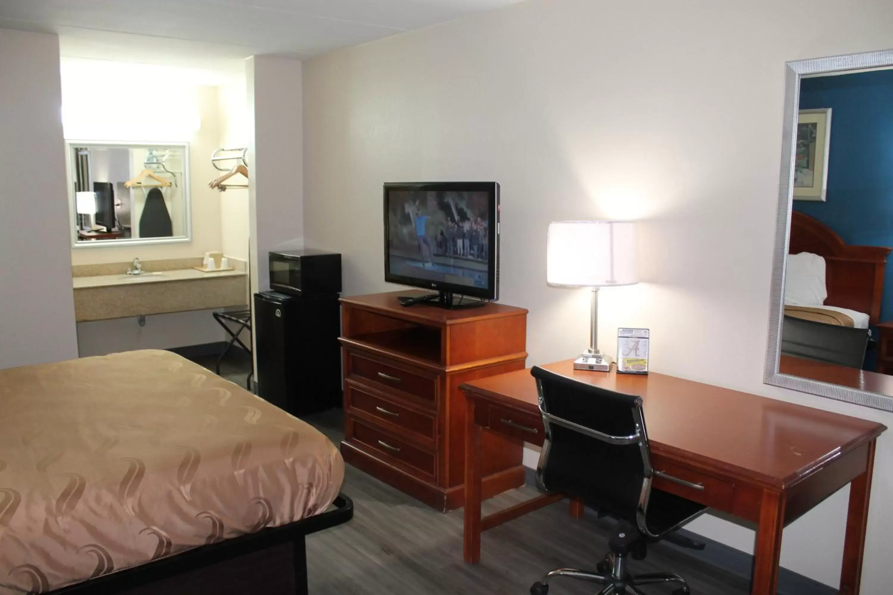 TV/Entertainment Center in Americas Best Value Inn Tuscaloosa