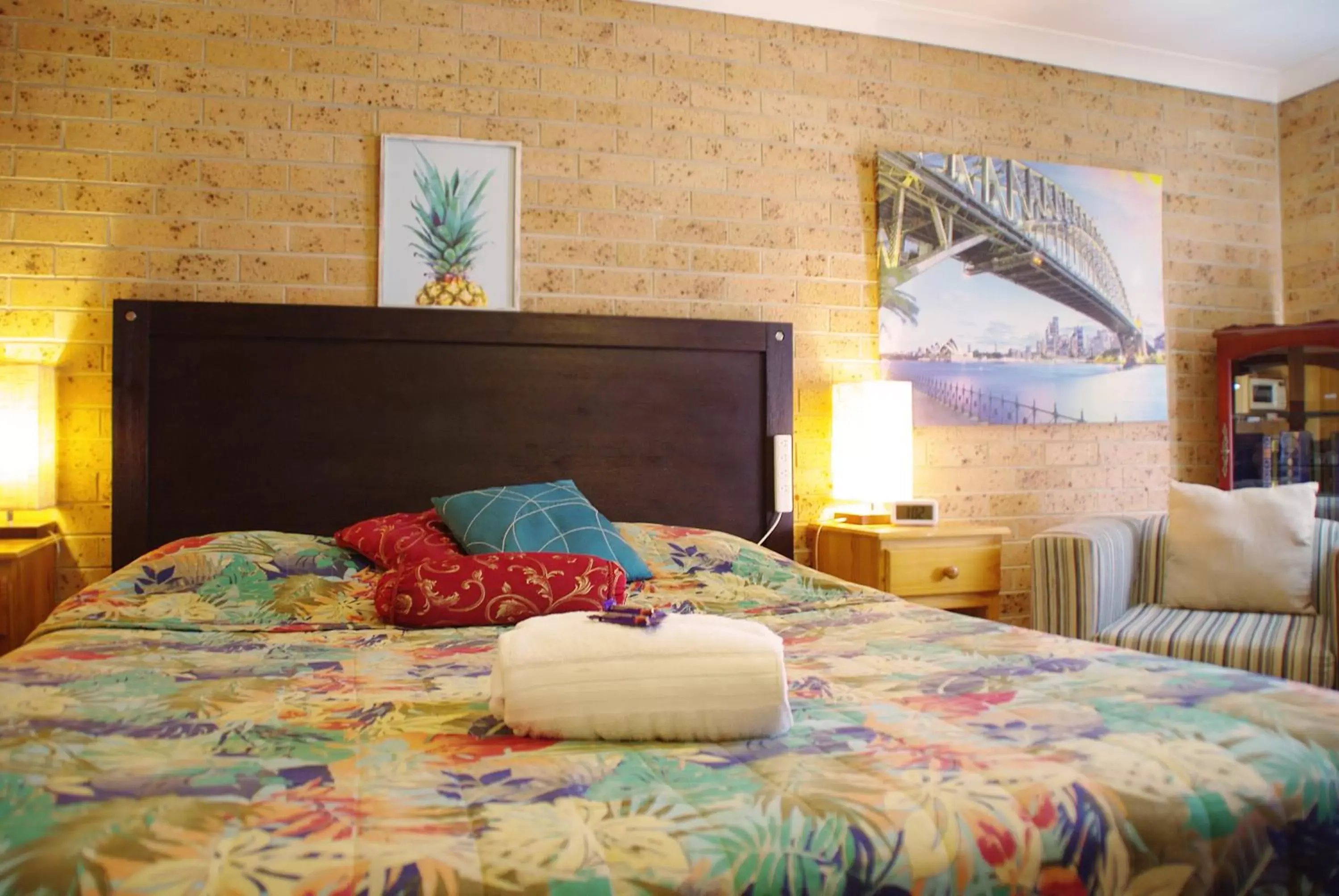 Bed in White Lanterns Motel Bed in White Lanterns Motel