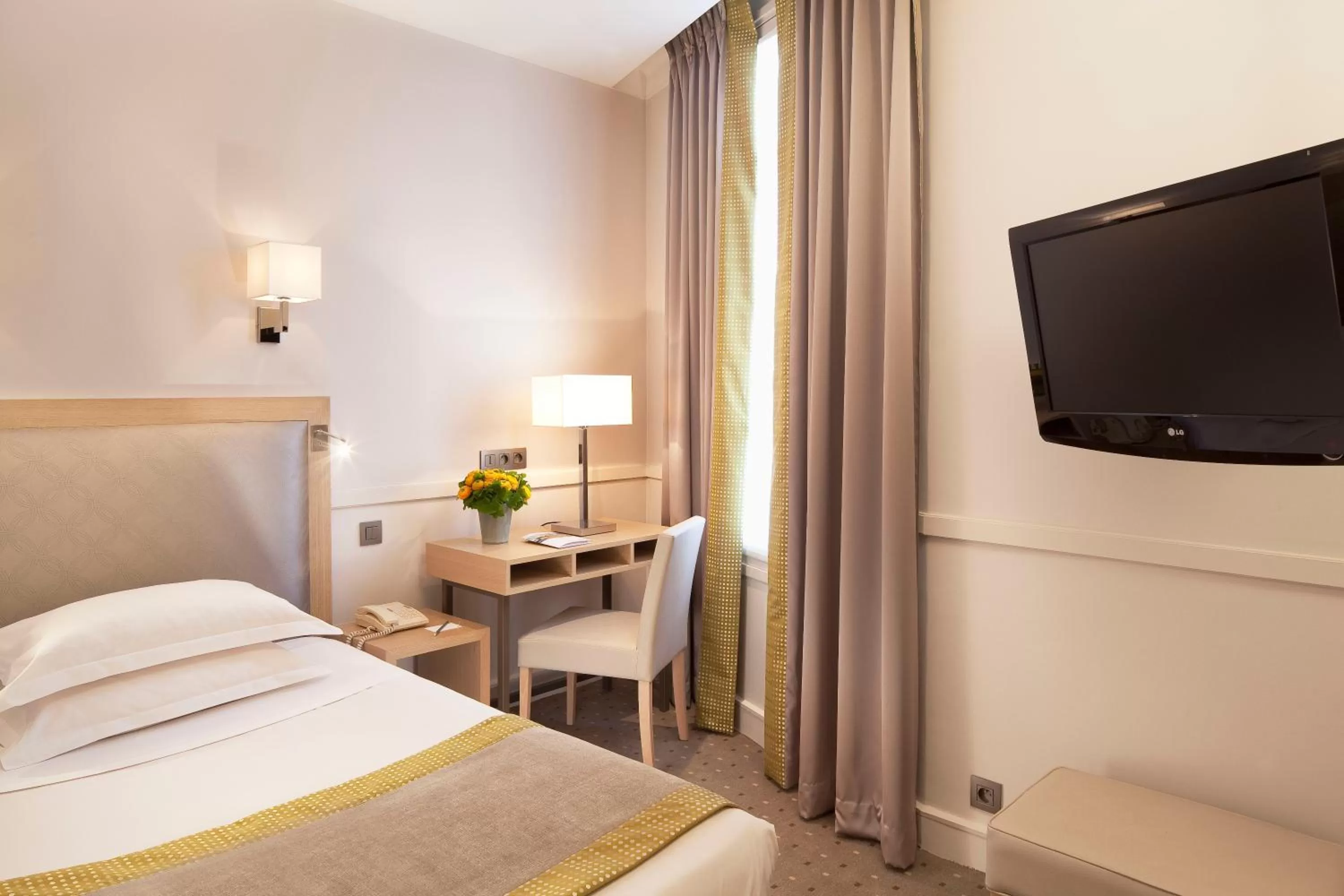 Photo of the whole room, Bed in Floride-Etoile