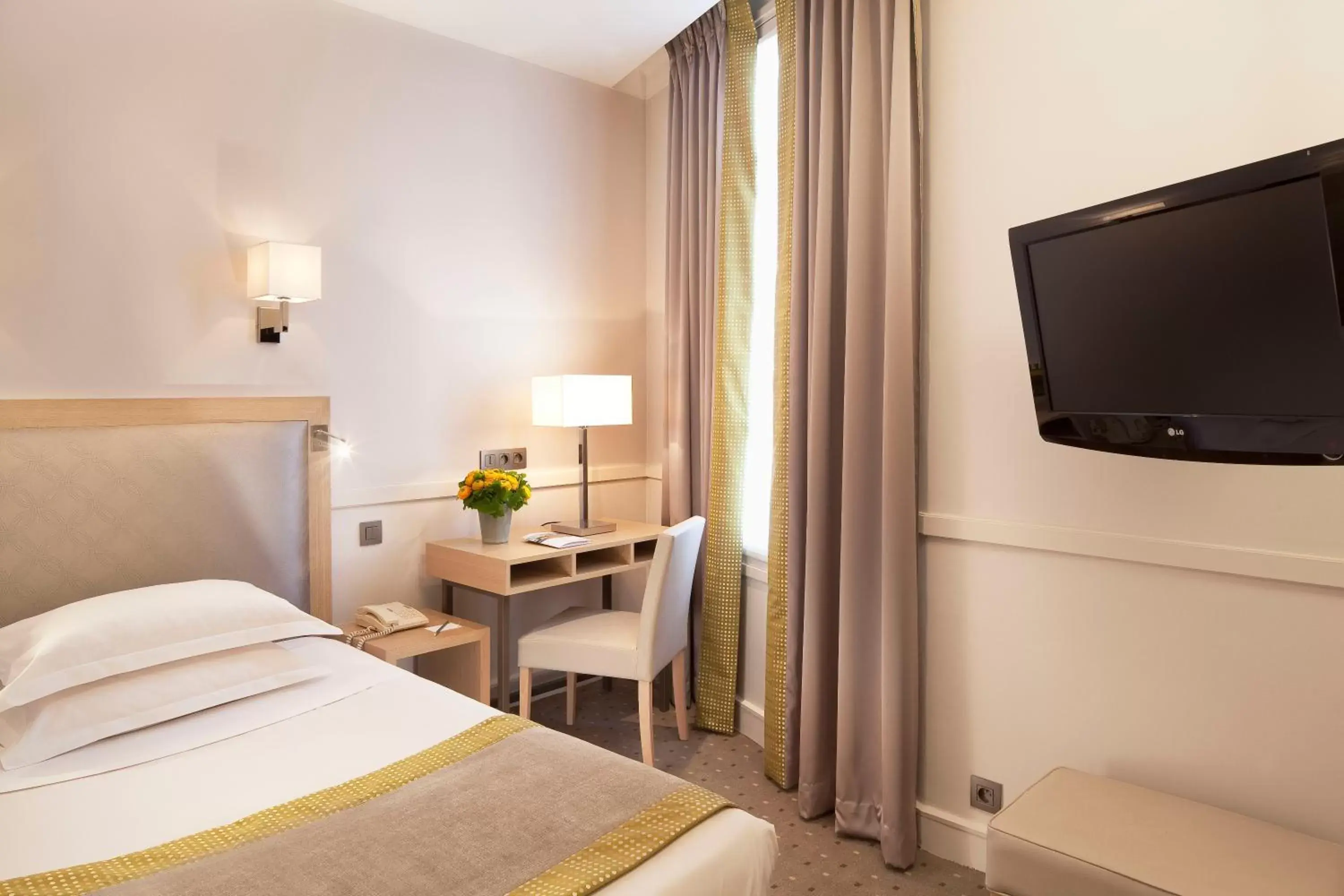 Photo of the whole room, Bed in Floride-Etoile Photo of the whole room, Bed in Floride-Etoile