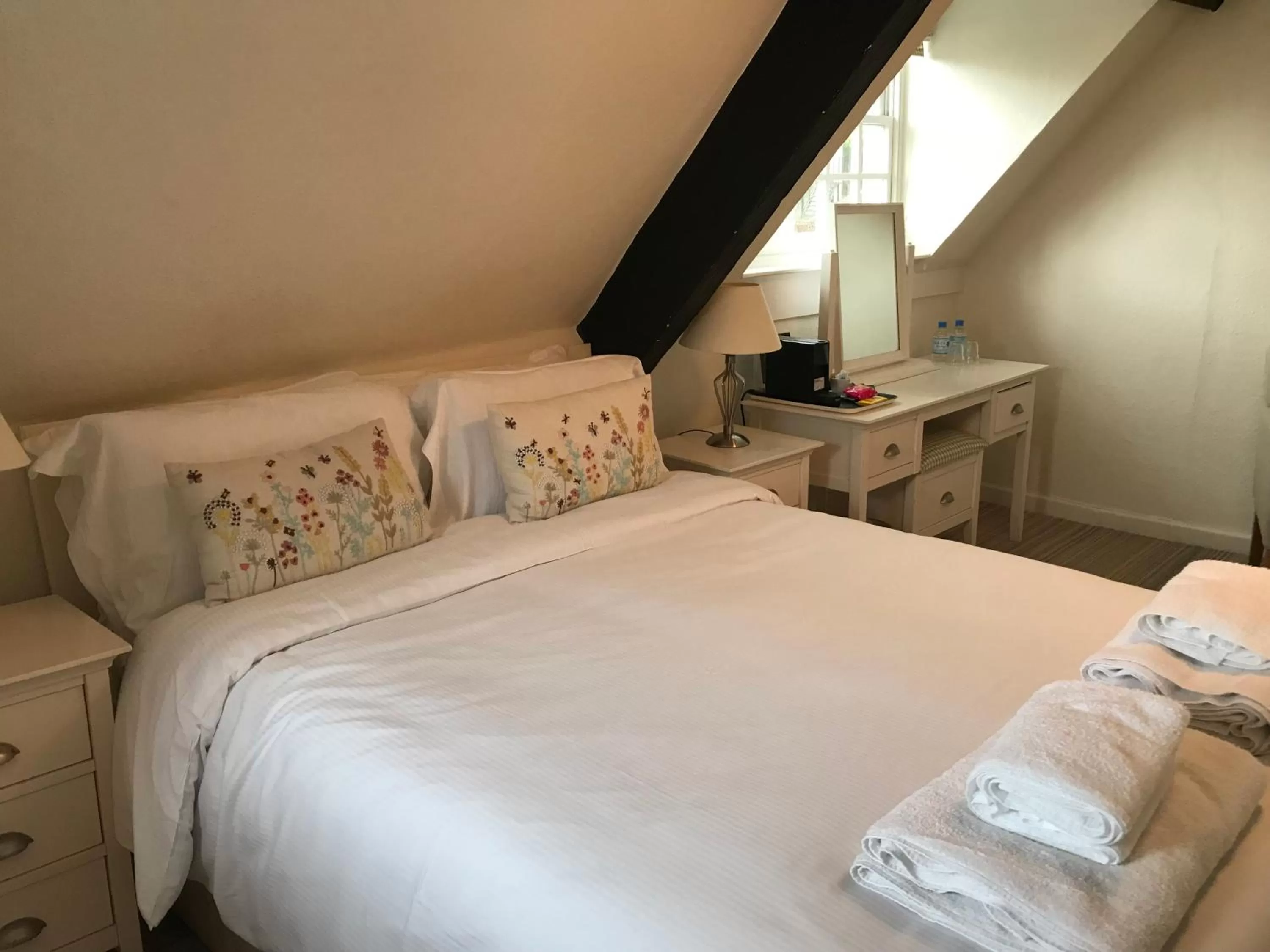 Bedroom, Bed in The Mariners Hotel