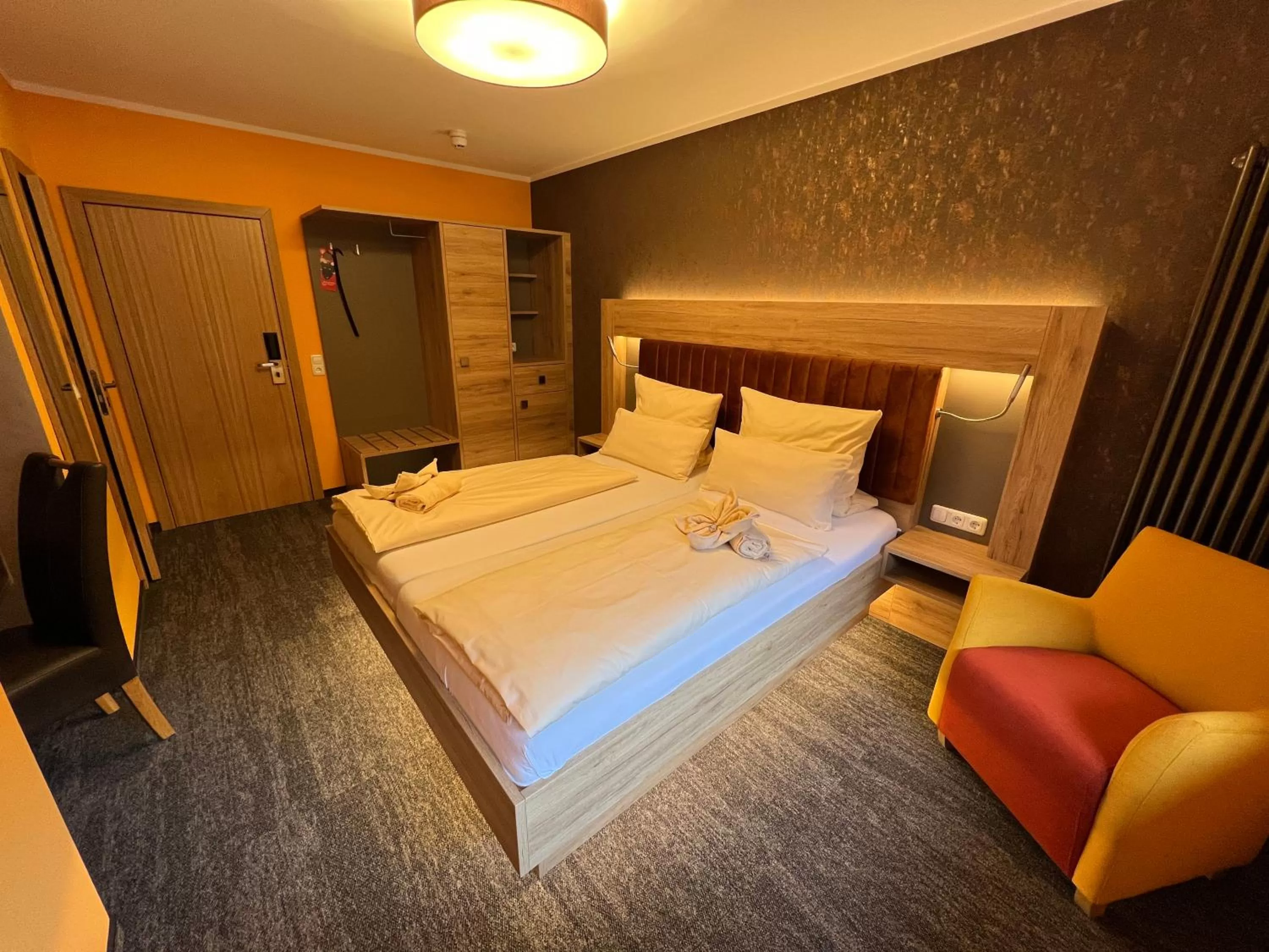Photo of the whole room, Bed in Heidekönig Hotel Celle