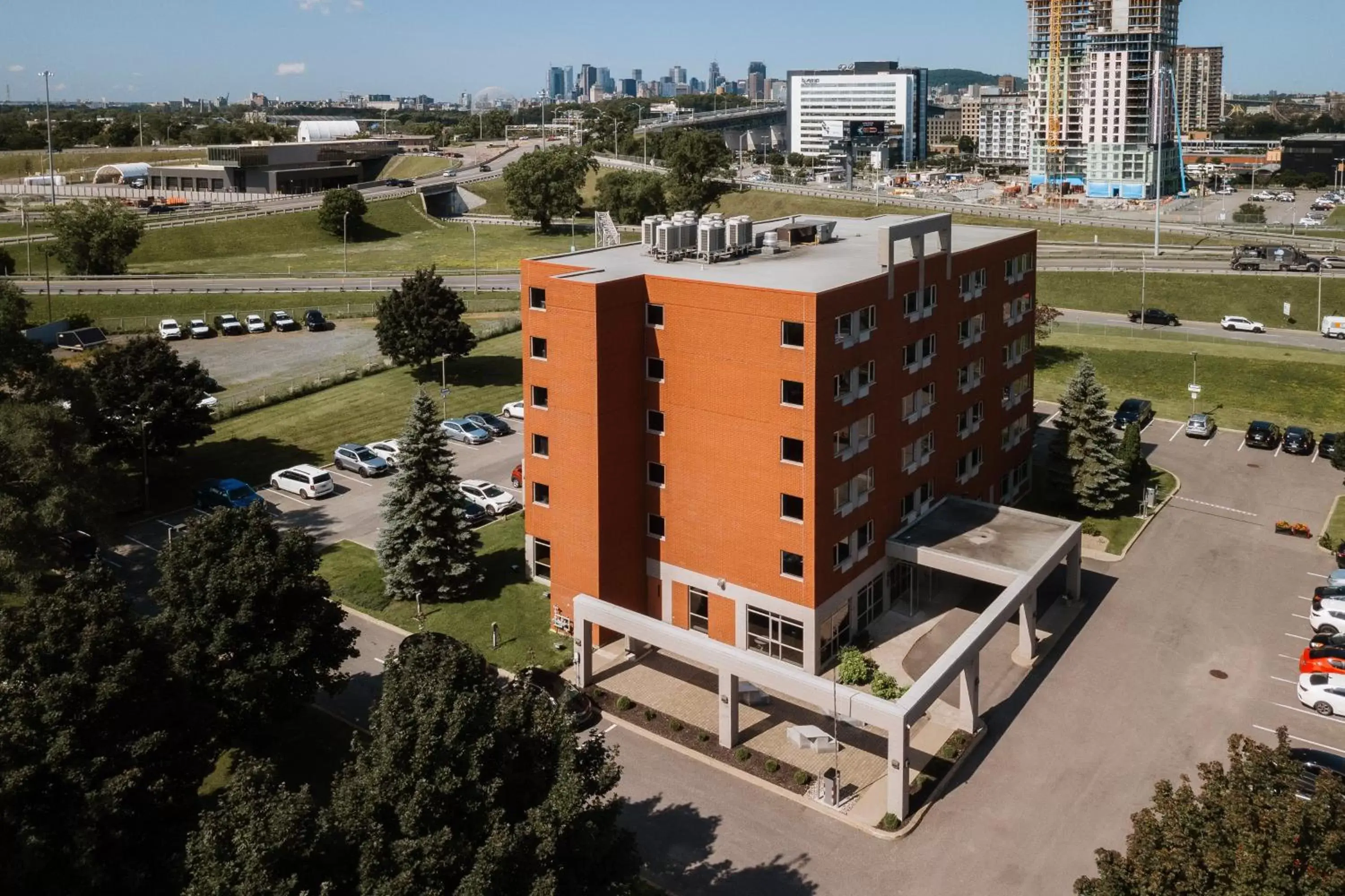 Property building, Bird's-eye View in Le Dauphin Montréal-Longueuil