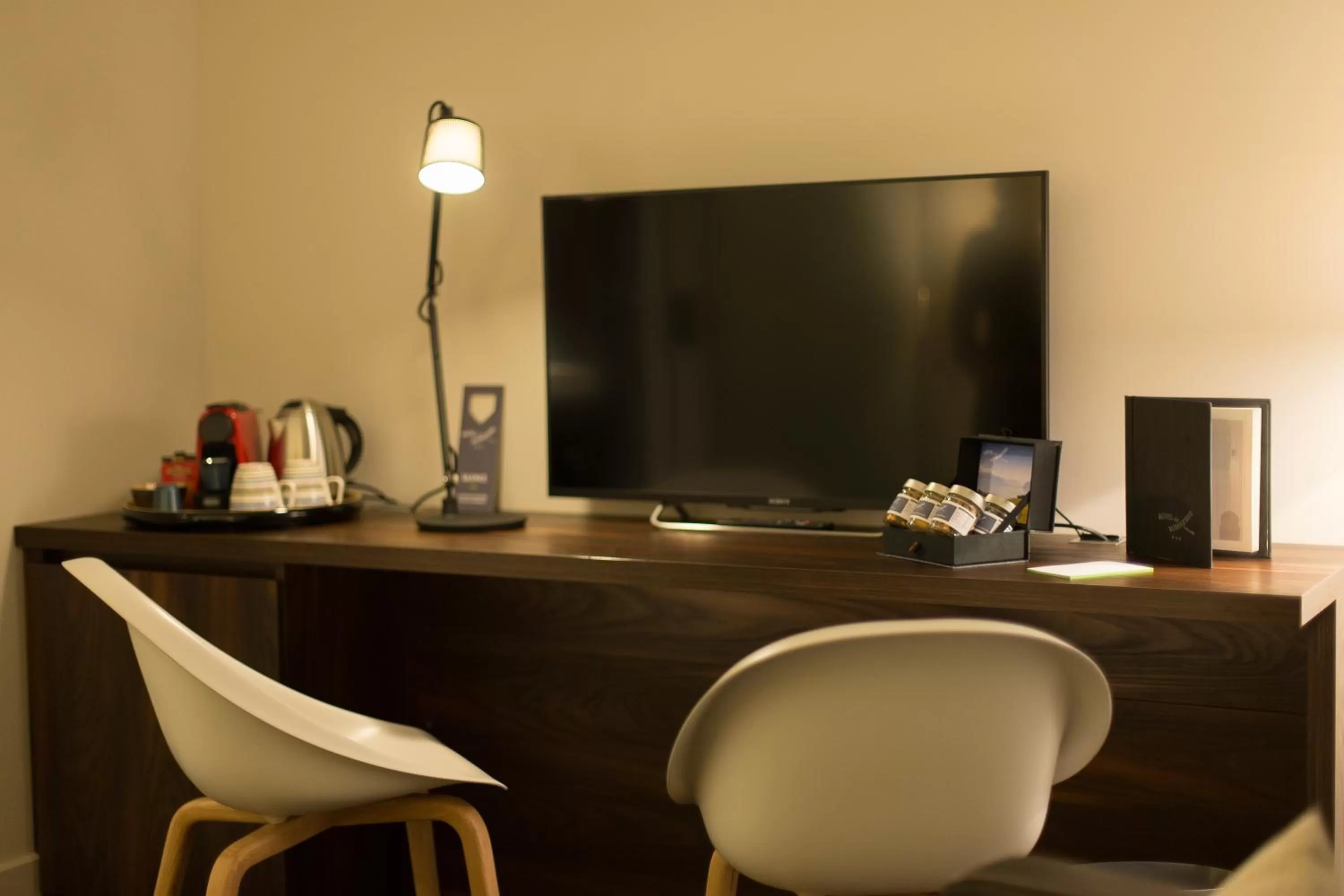 TV and multimedia in Hôtel des Voyageurs Boutique