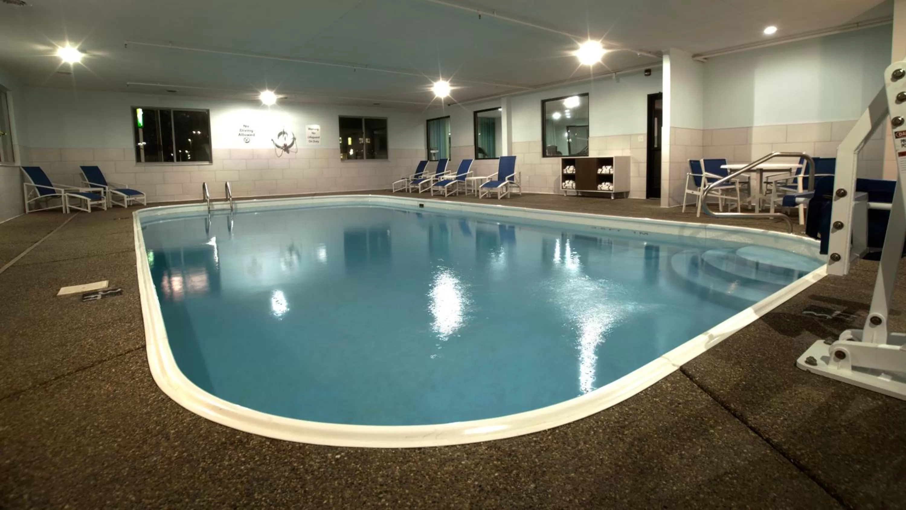 Swimming pool in Holiday Inn Express & Suites Evansville North by IHG