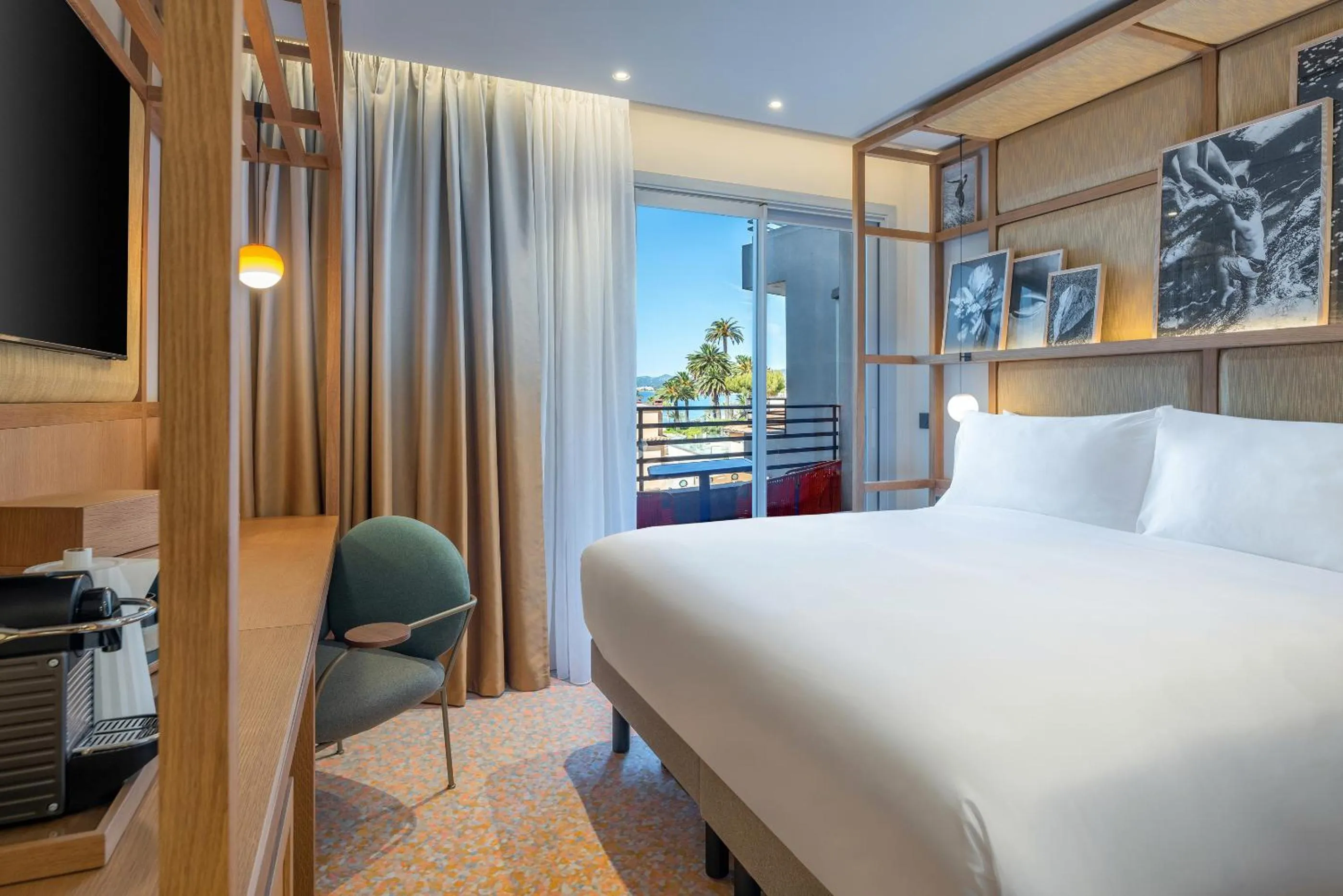 Bed in Canopy by Hilton Cannes