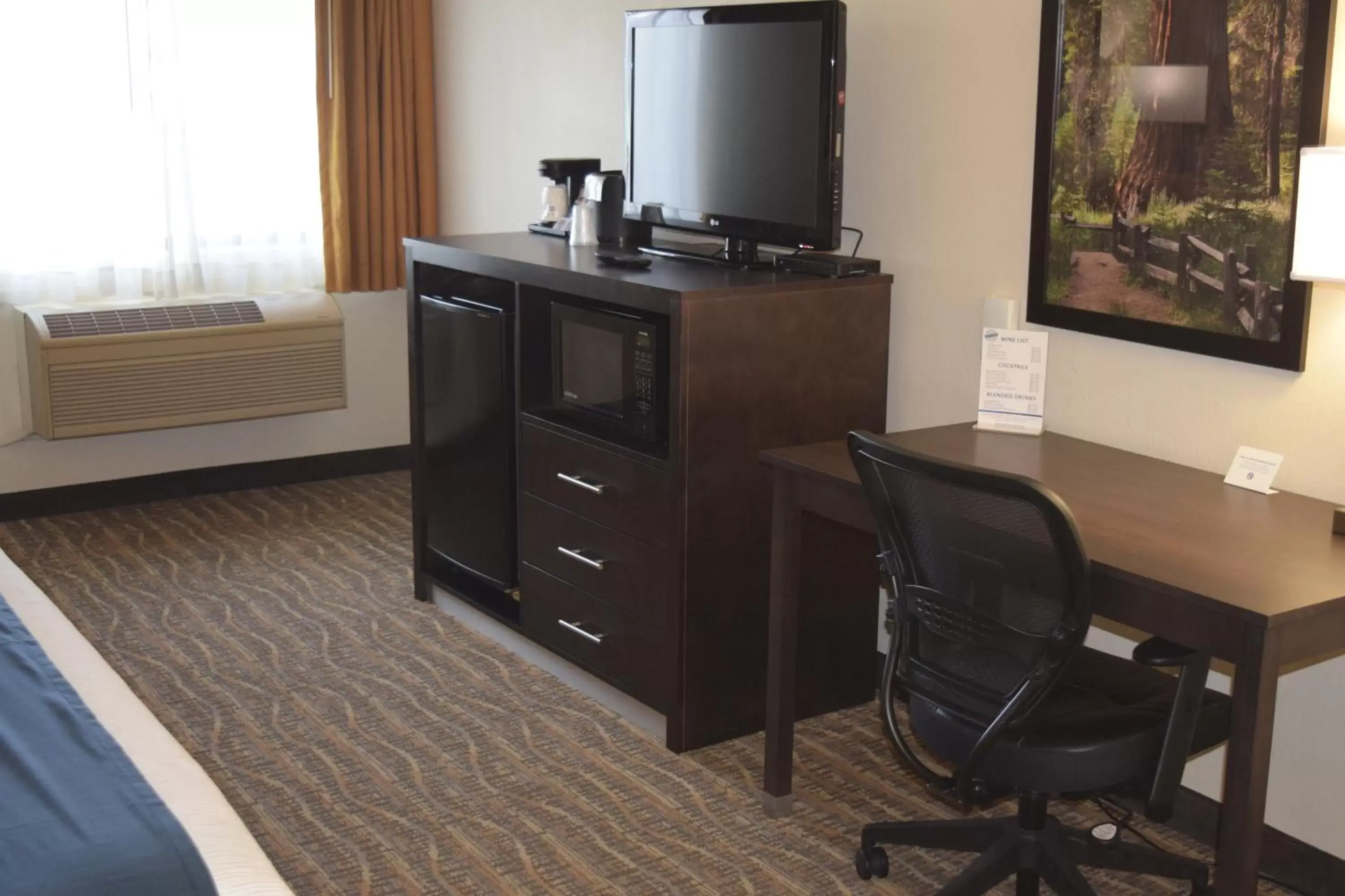 TV and multimedia, TV/Entertainment Center in Best Western Town & Country Lodge
