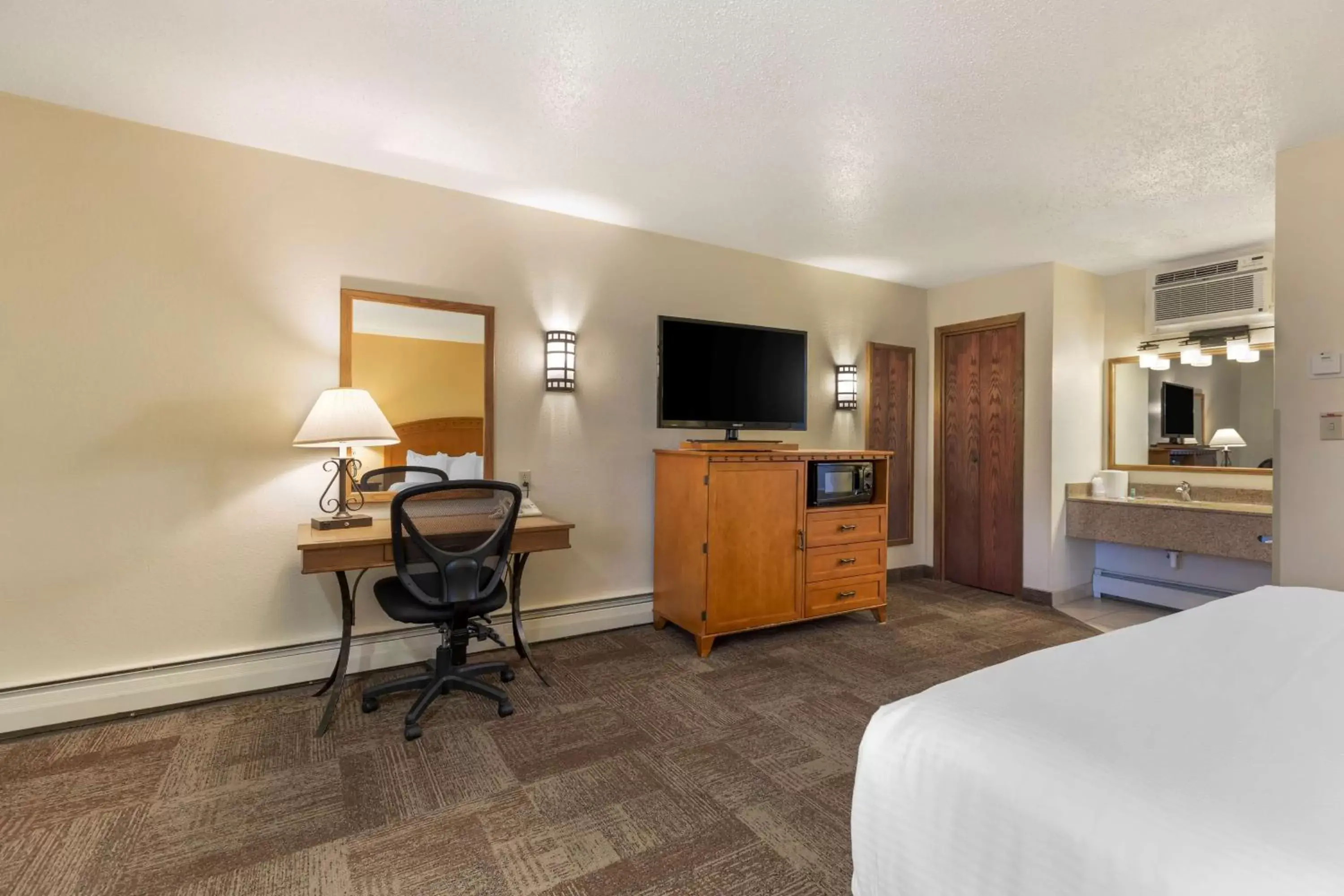 Bed, TV/Entertainment Center in Best Western Pioneer