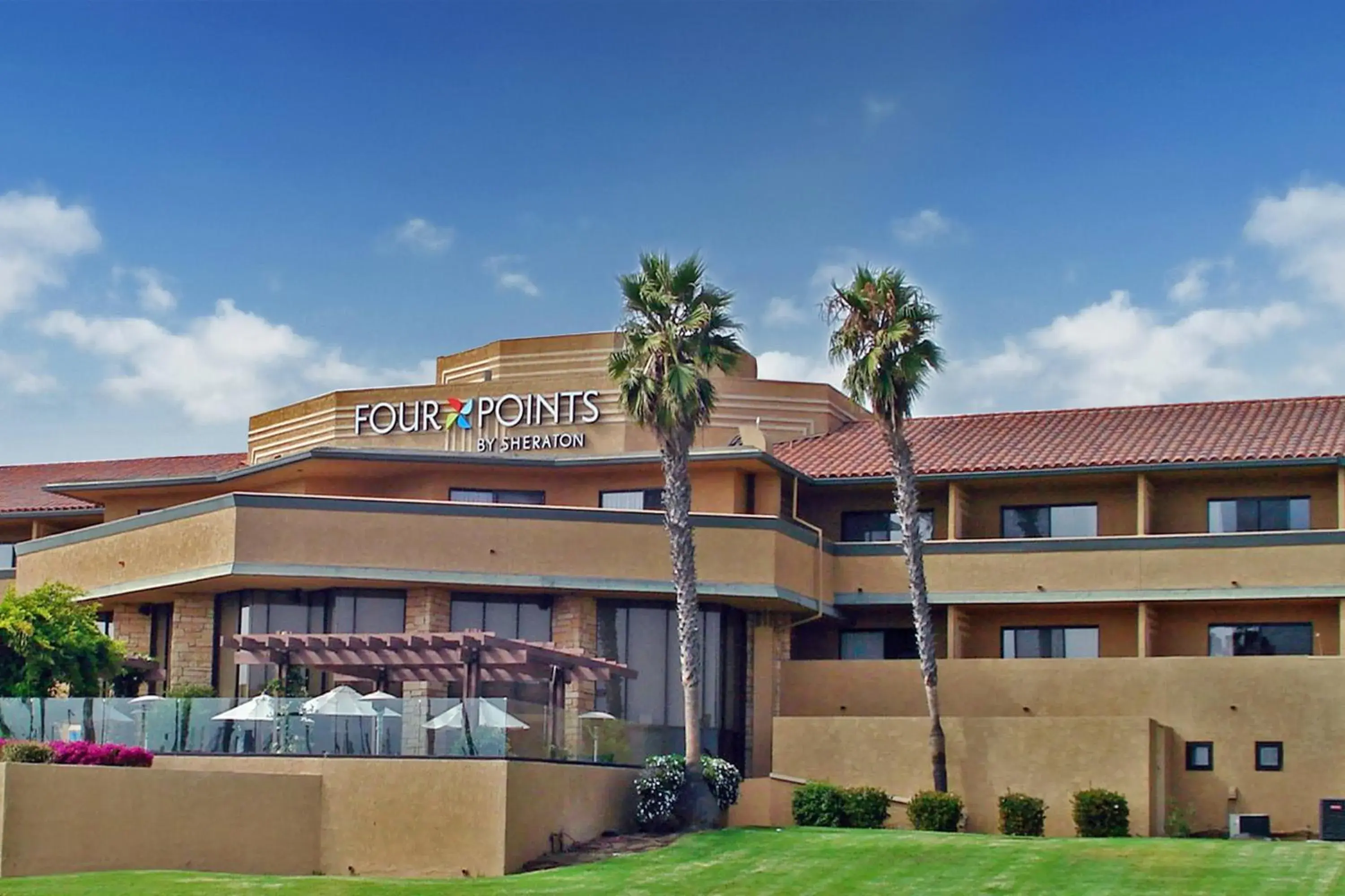 Restaurant/places to eat, Property Building in Four Points By Sheraton Ventura Harbor Resort