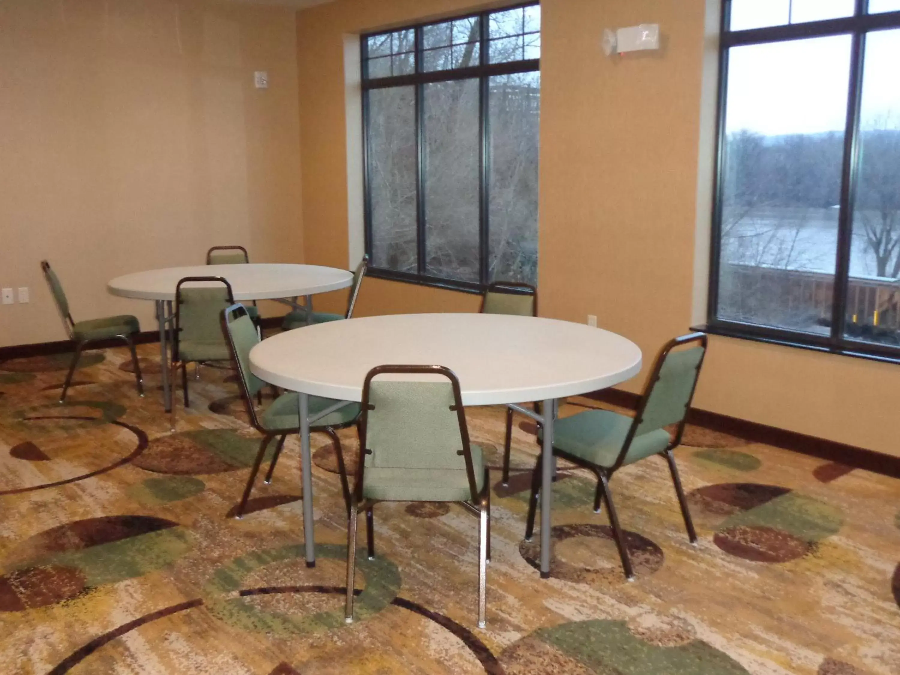 Area and facilities, Dining Area in Cobblestone Inn & Suites - Marquette