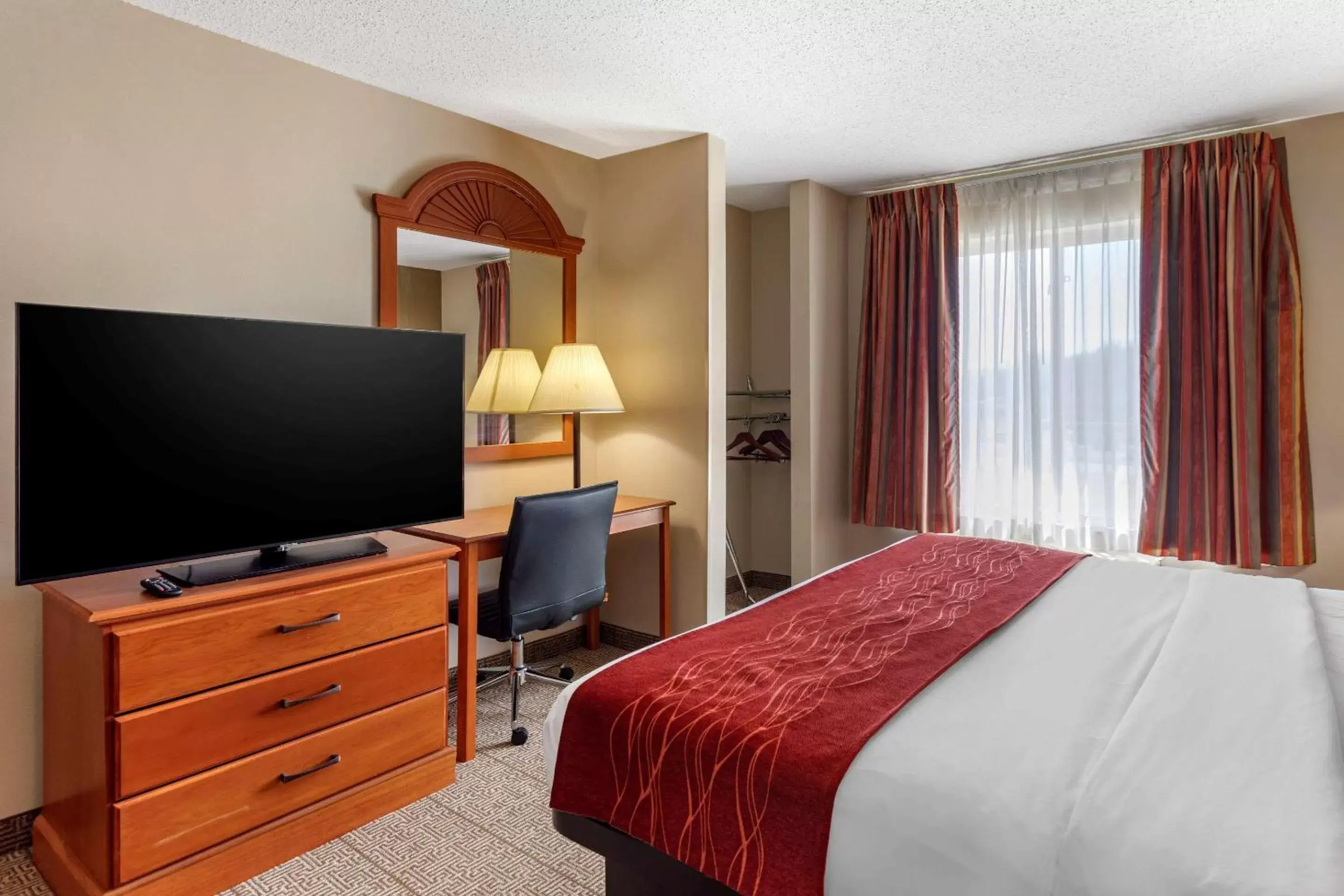 Bedroom, TV/Entertainment Center in Quality Inn & Suites