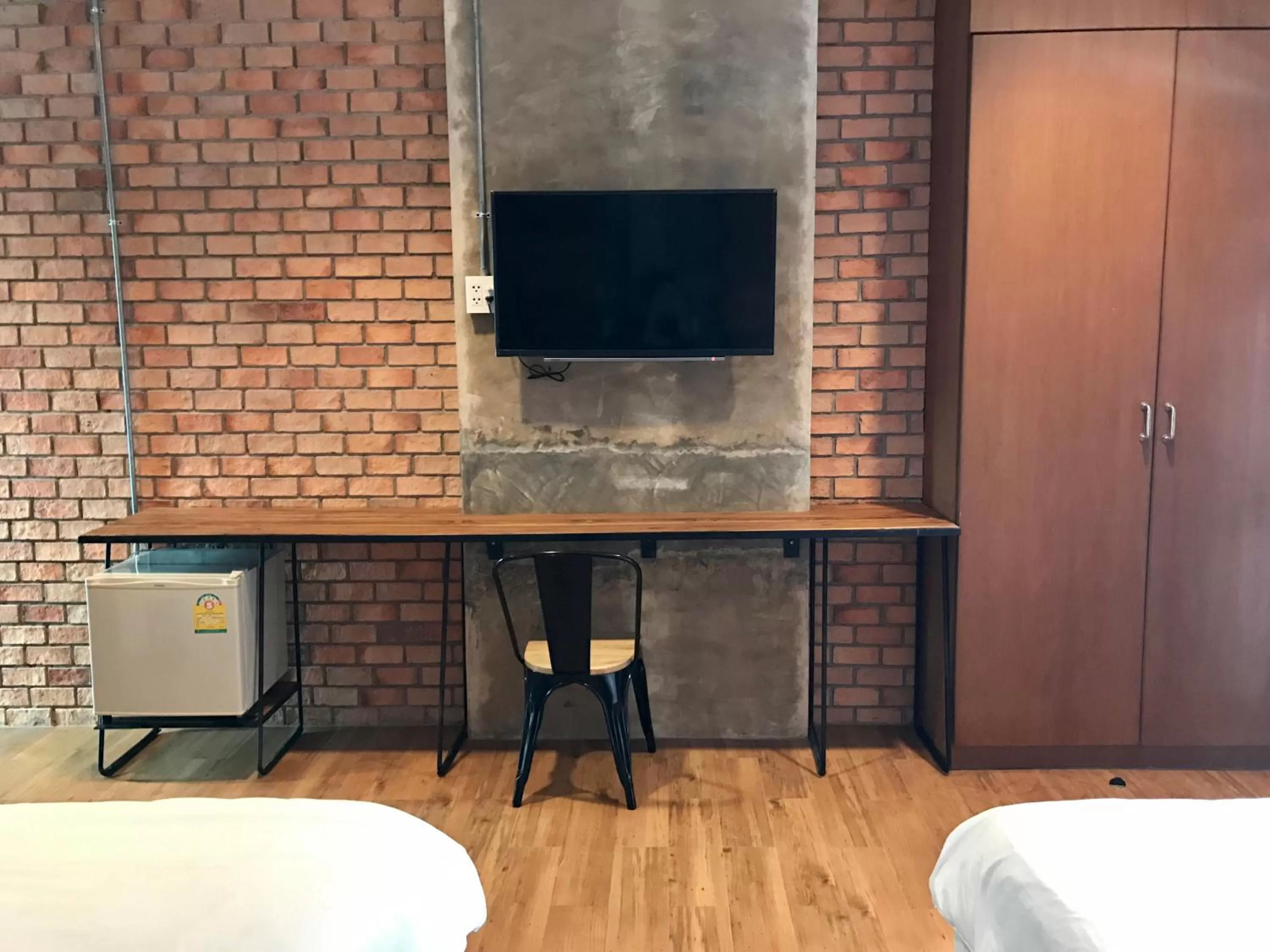 Bed, TV/Entertainment Center in De Nan Hotel