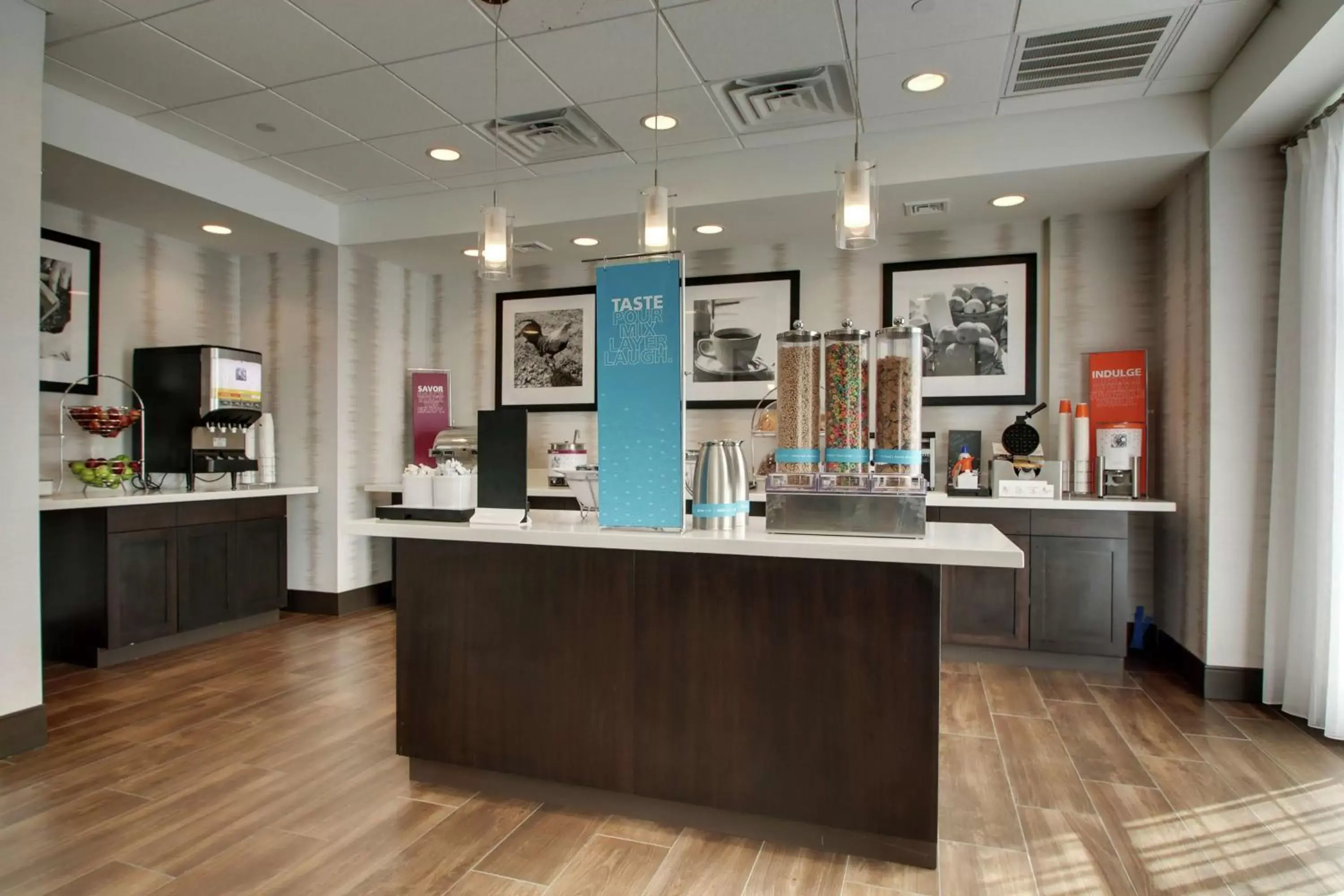 Dining area in Hampton Inn-Pawtucket, RI