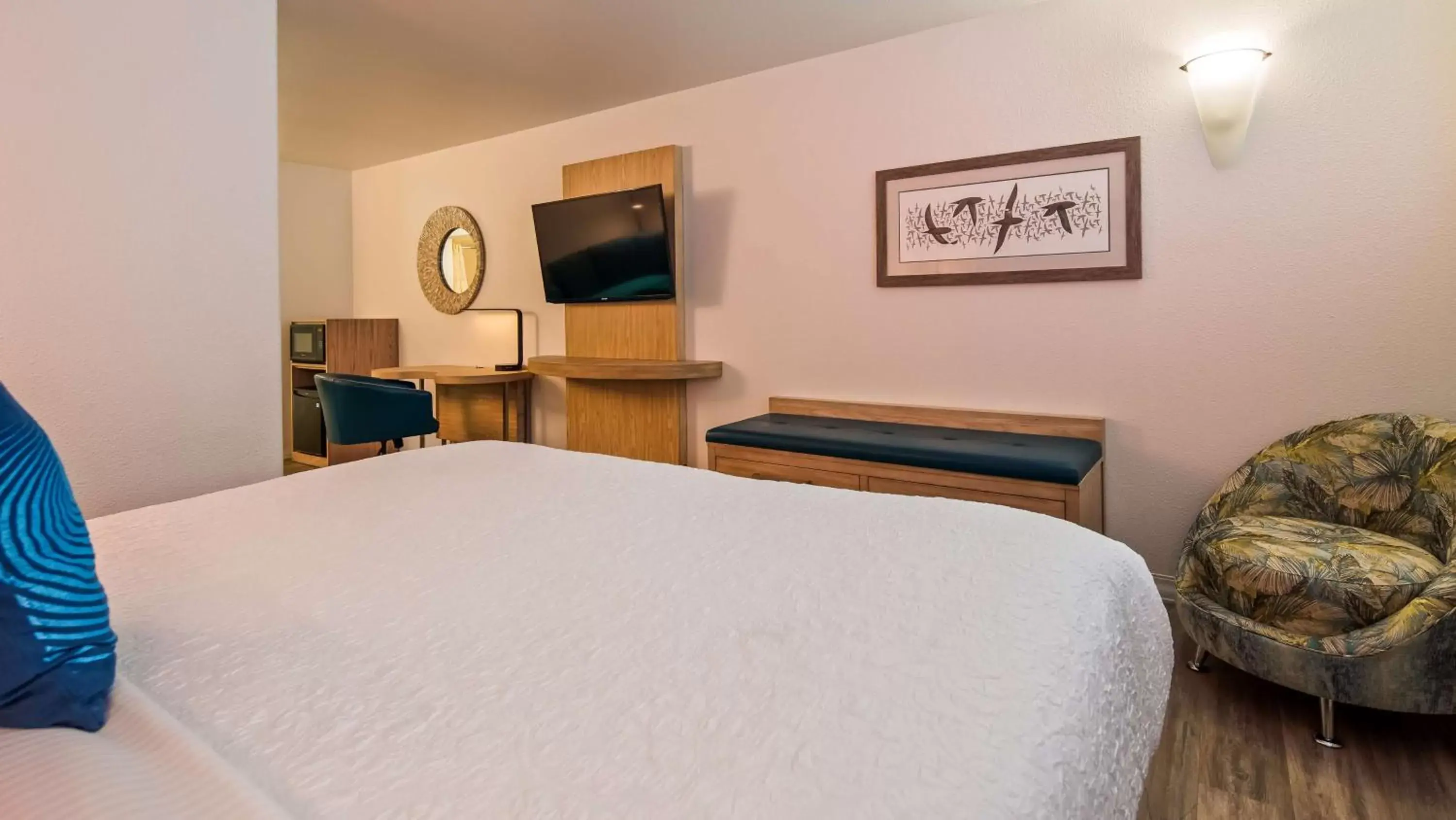 Photo of the whole room, Bed in Best Western Plus Capitola By-the-Sea Inn & Suites