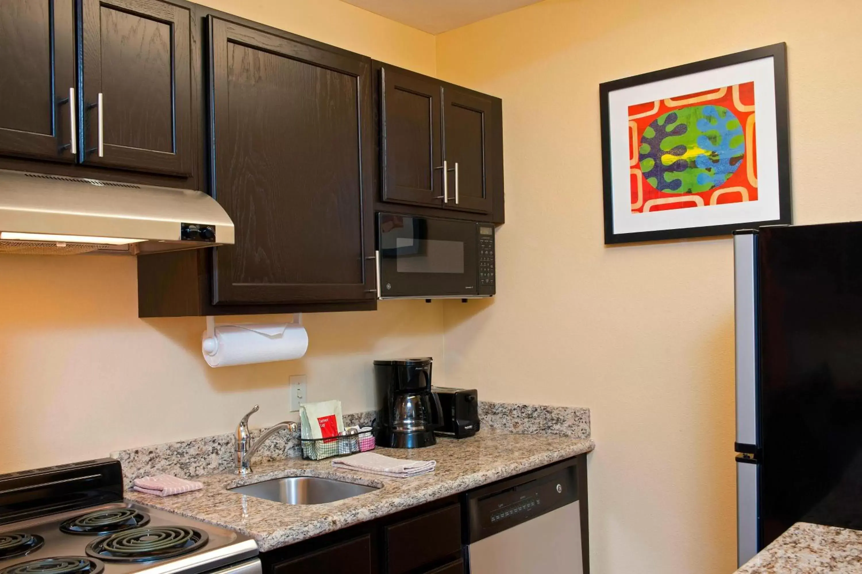 Bedroom, Kitchen/Kitchenette in TownePlace Suites by Marriott Bloomington