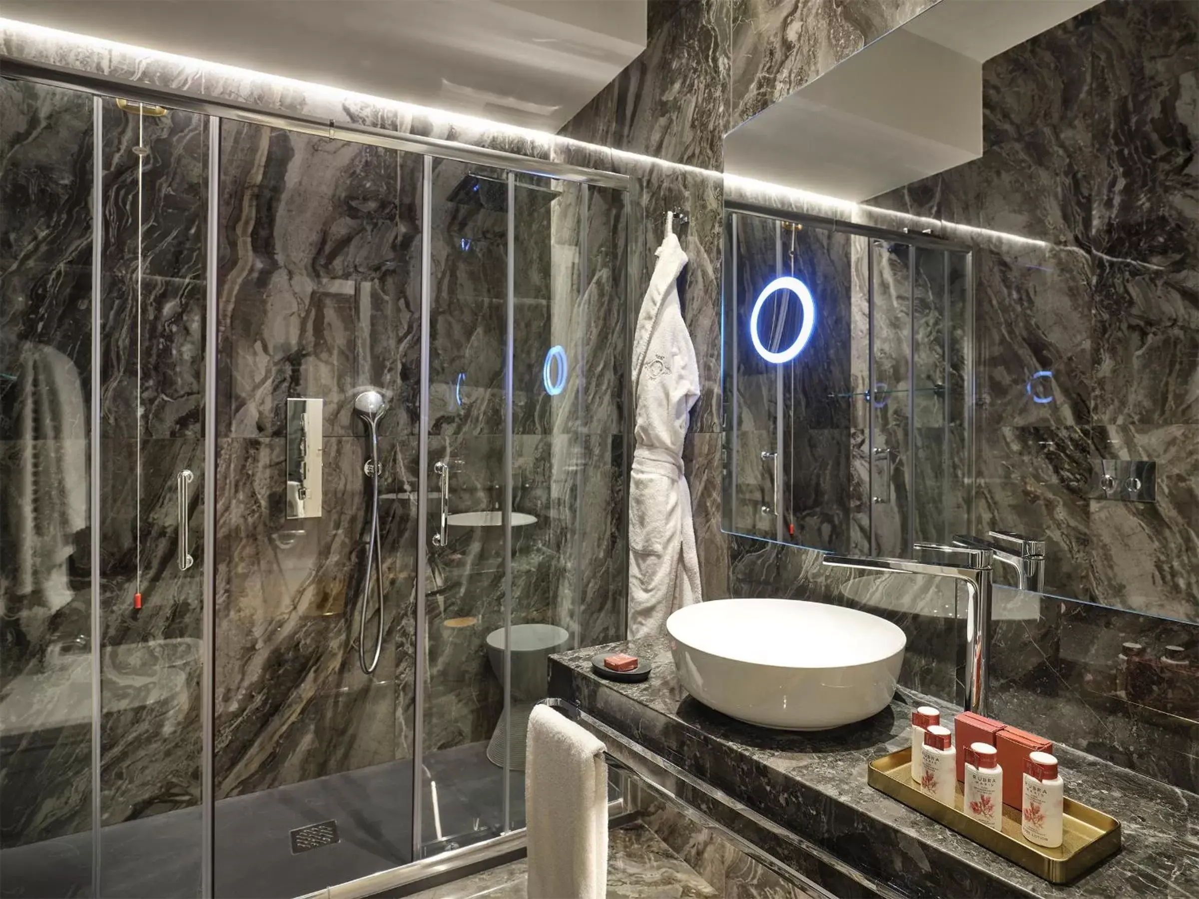 Bathroom in Grand Hotel Et Des Palmes