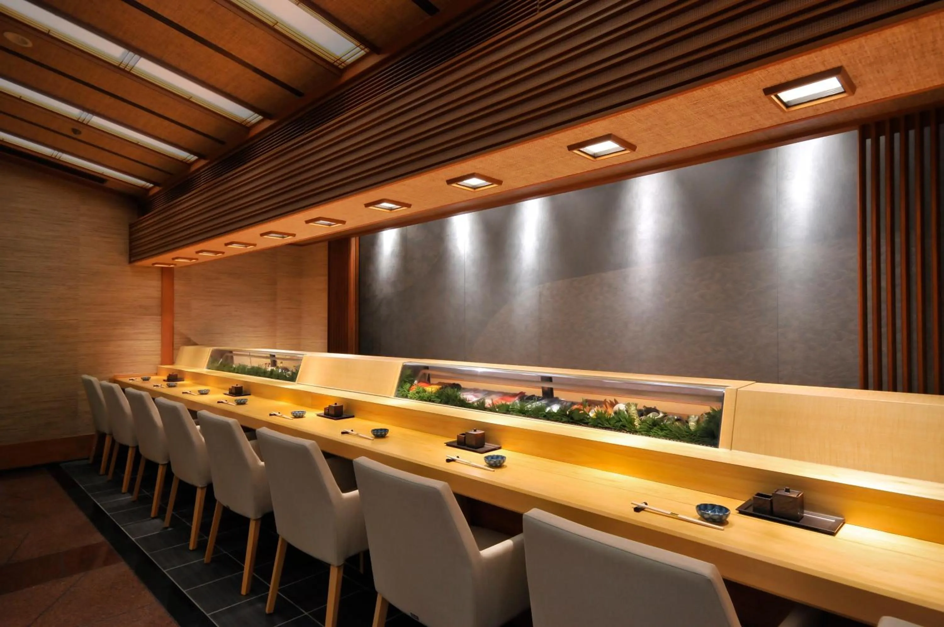 Restaurant/places to eat in Royal Park Hotel