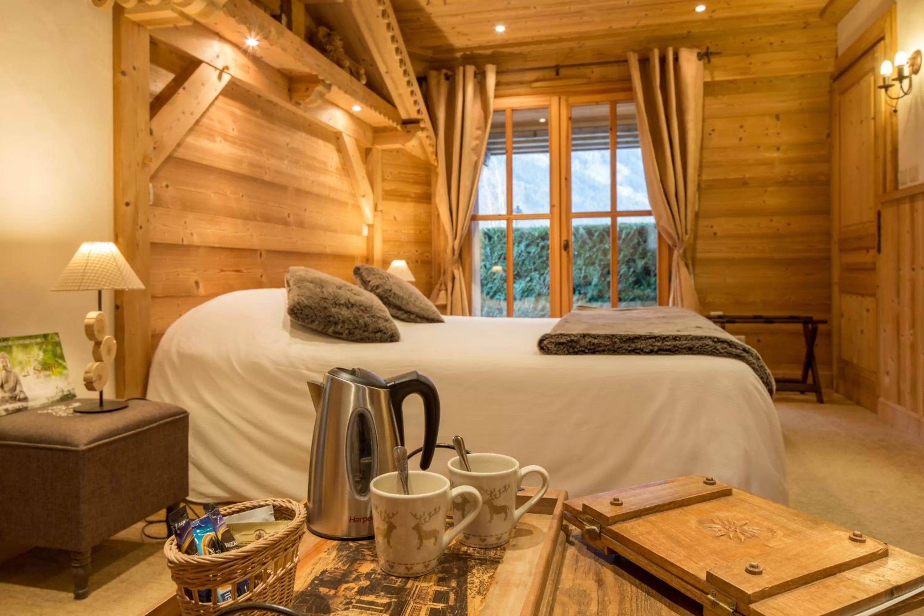 Coffee/tea facilities, Bed in Hôtel Le Labrador