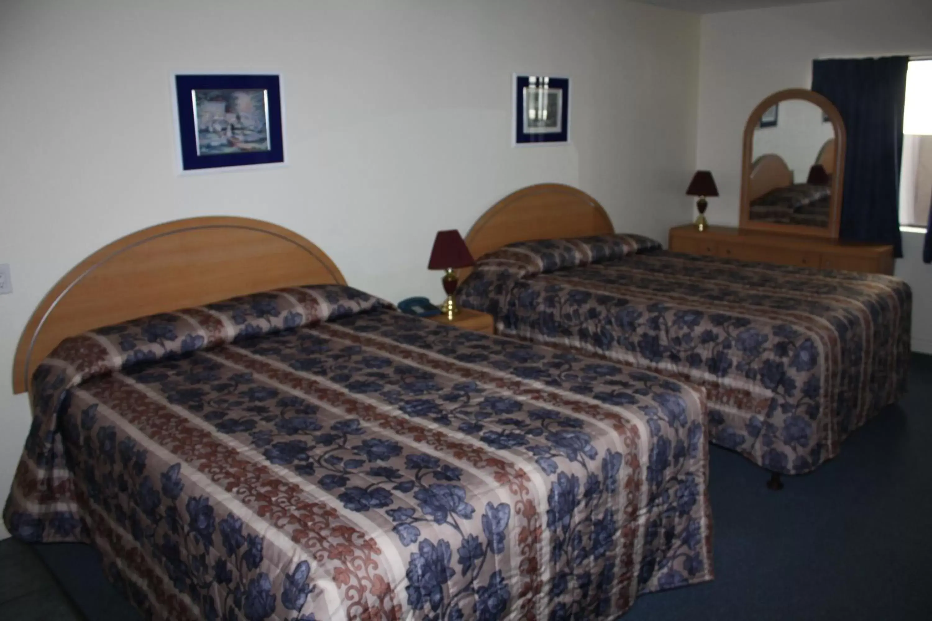 Bedroom, Bed in Sunny Beach Motel