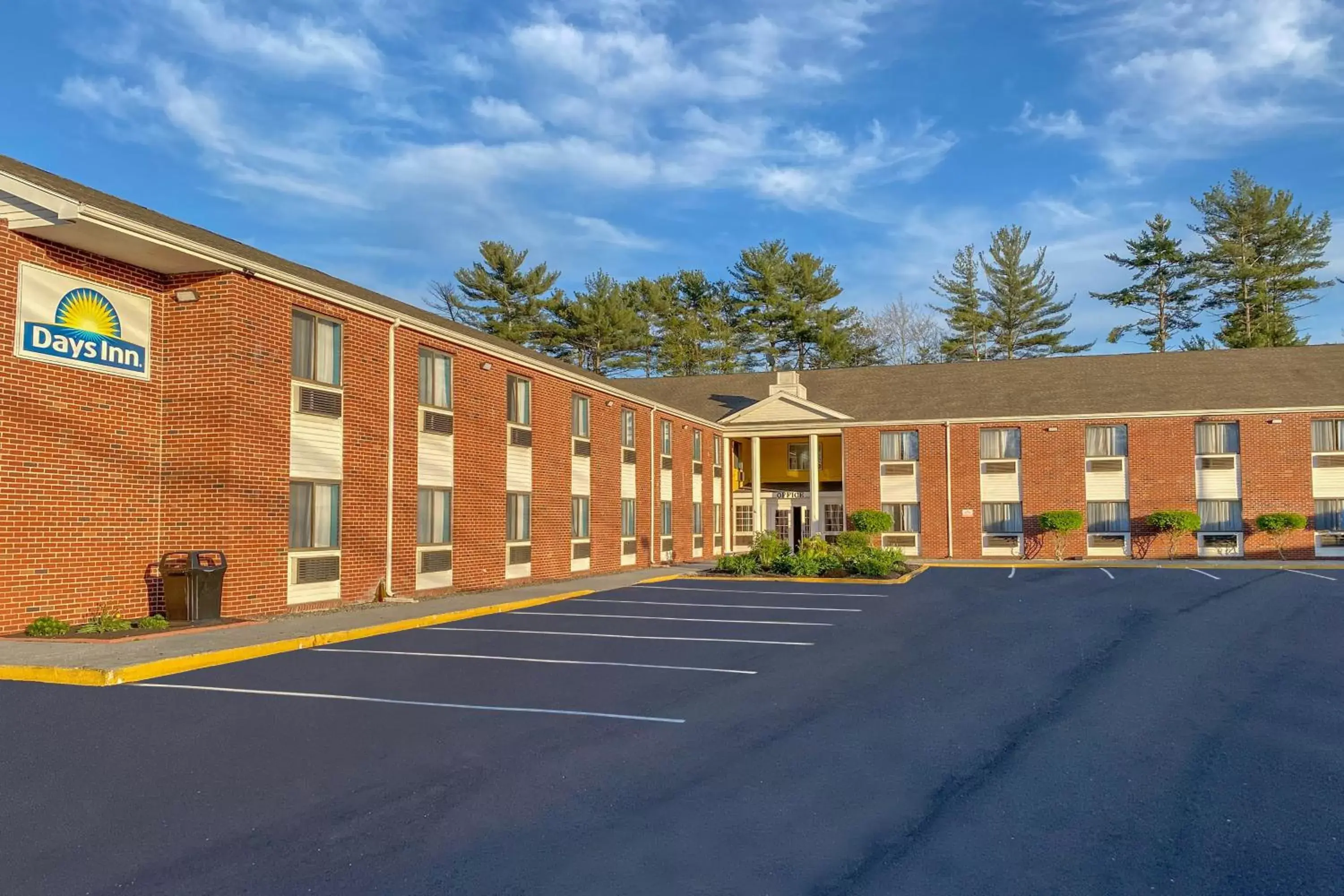 Property building in Days Inn by Wyndham Brunswick Bath Area Property building in Days Inn by Wyndham Brunswick Bath Area