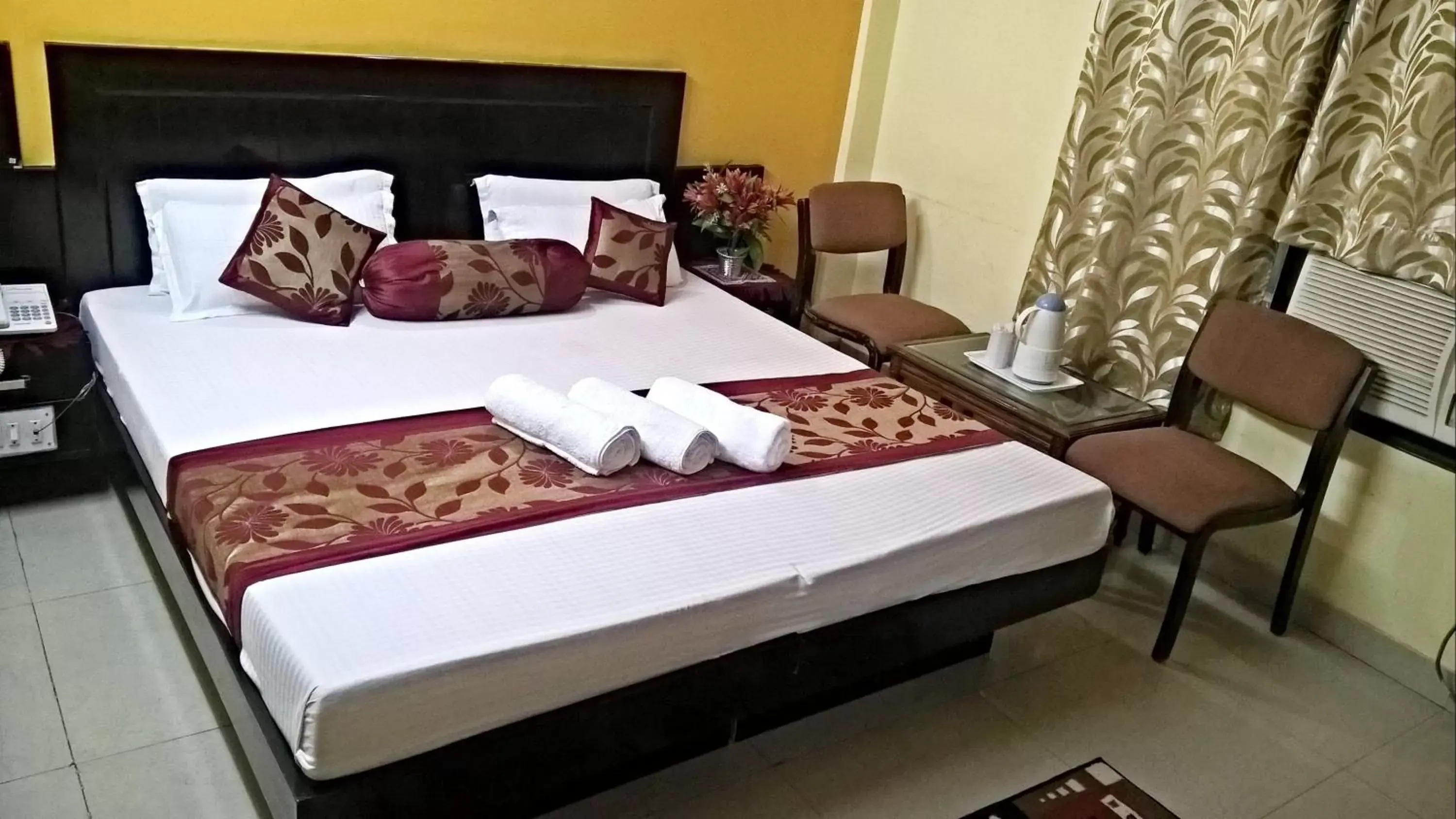 Bedroom, Bed in Hotel Su Shree Continental 5 Minutes Walk From New Delhi Railway Station