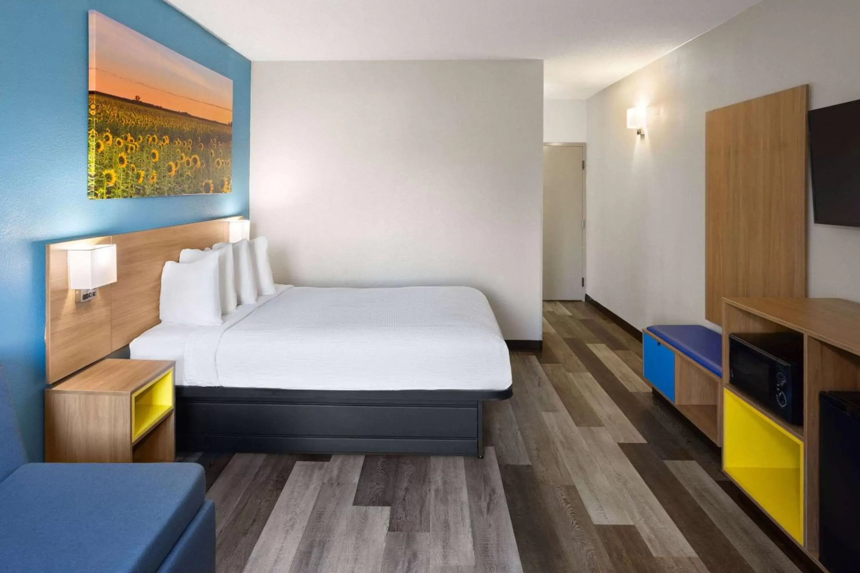 Photo of the whole room, Bed in Days Inn & Suites by Wyndham Northwest Indianapolis