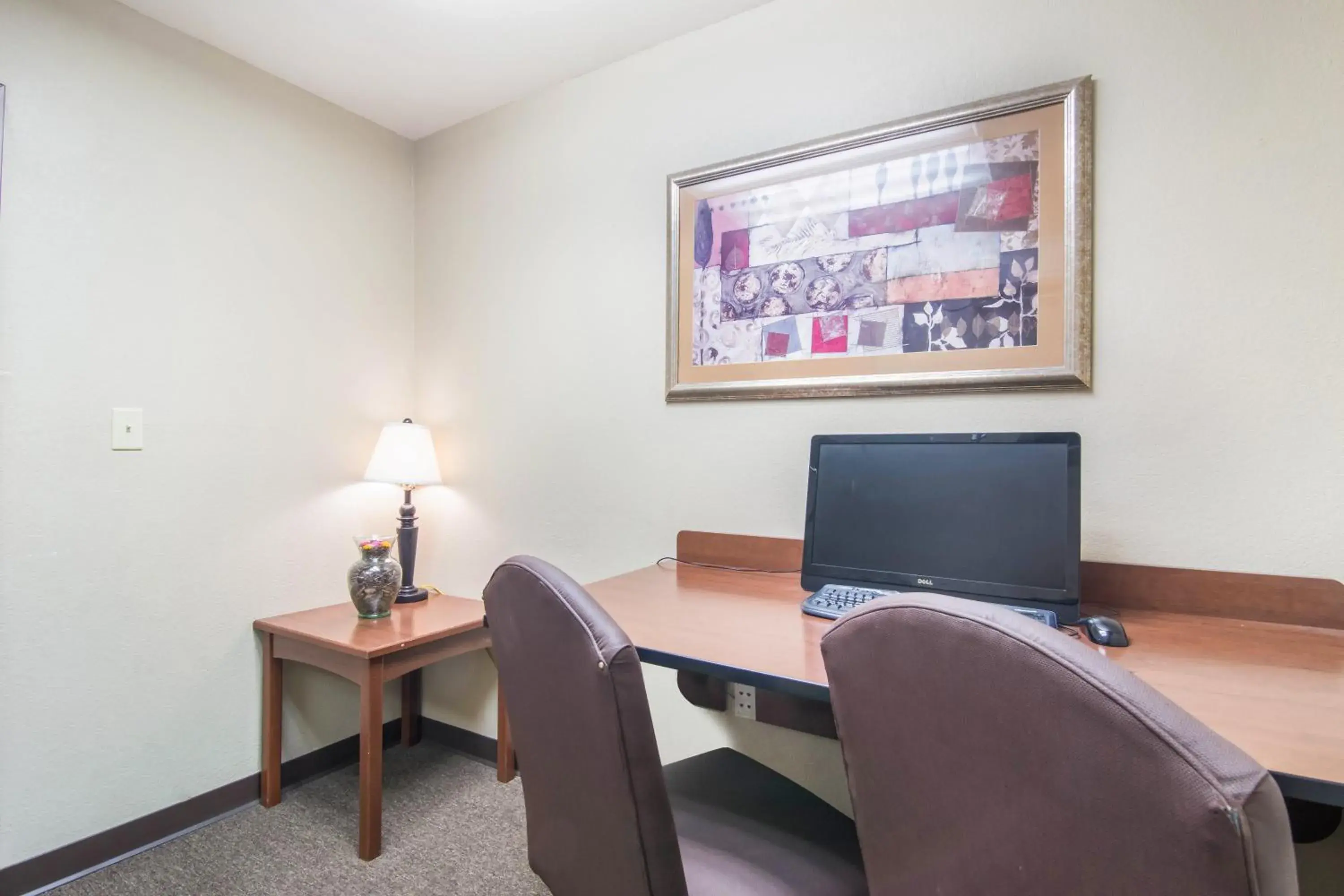 Business facilities, TV/Entertainment Center in HomeTowne Studios & Suites by Red Roof Bentonville