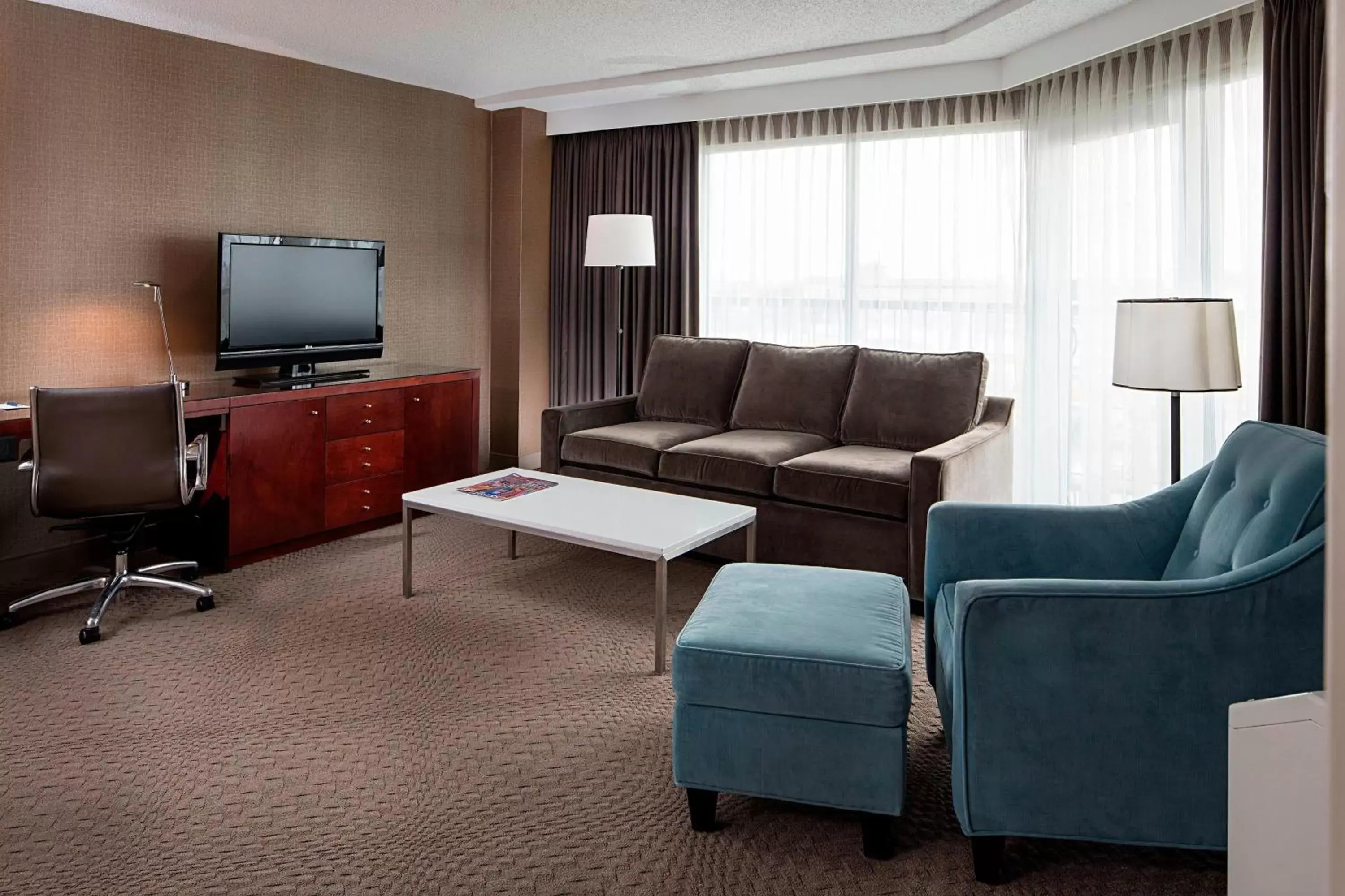 Living room, Seating Area in Sheraton Cavalier Calgary Hotel
