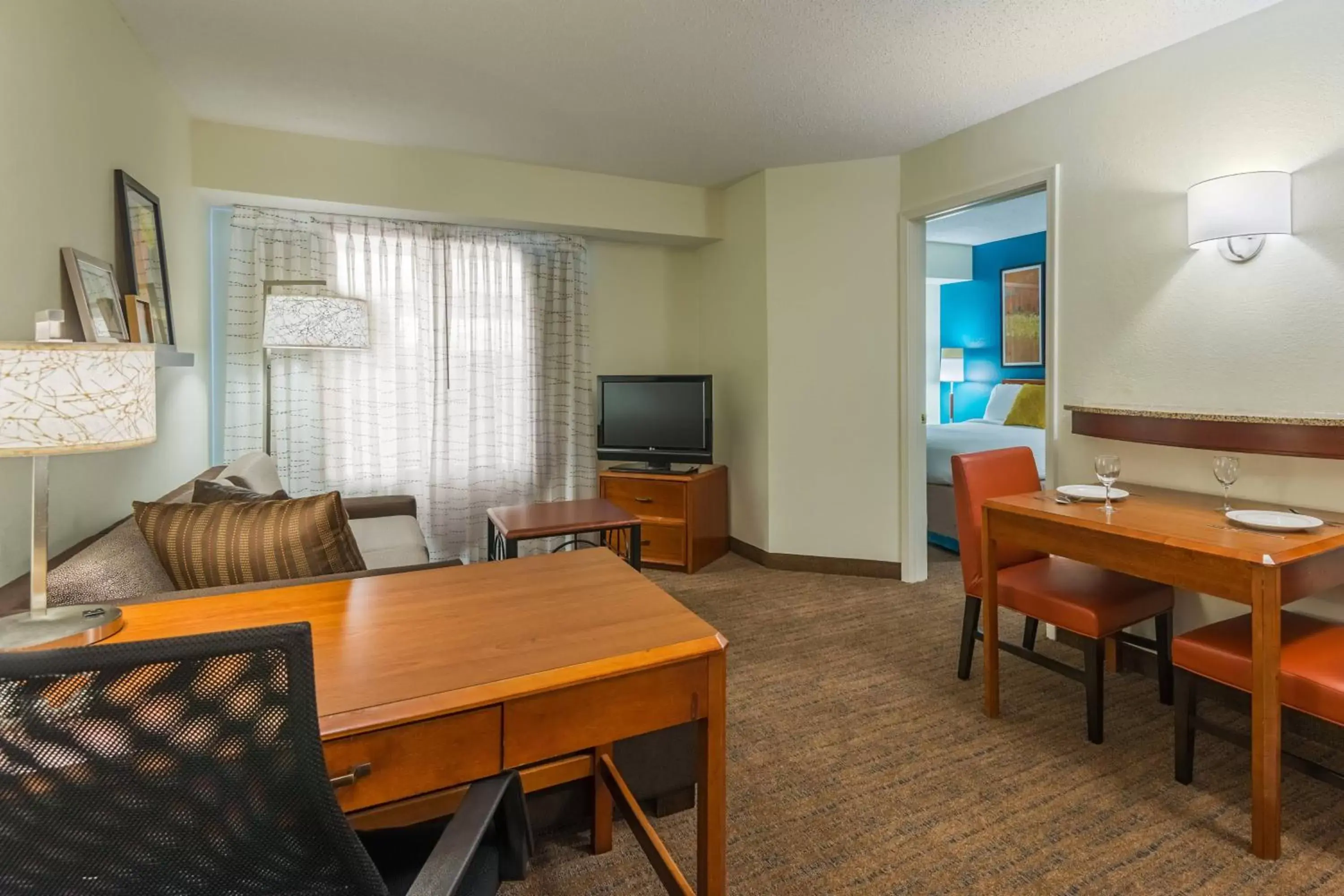 Living room, TV/Entertainment Center in Residence Inn Charlotte SouthPark