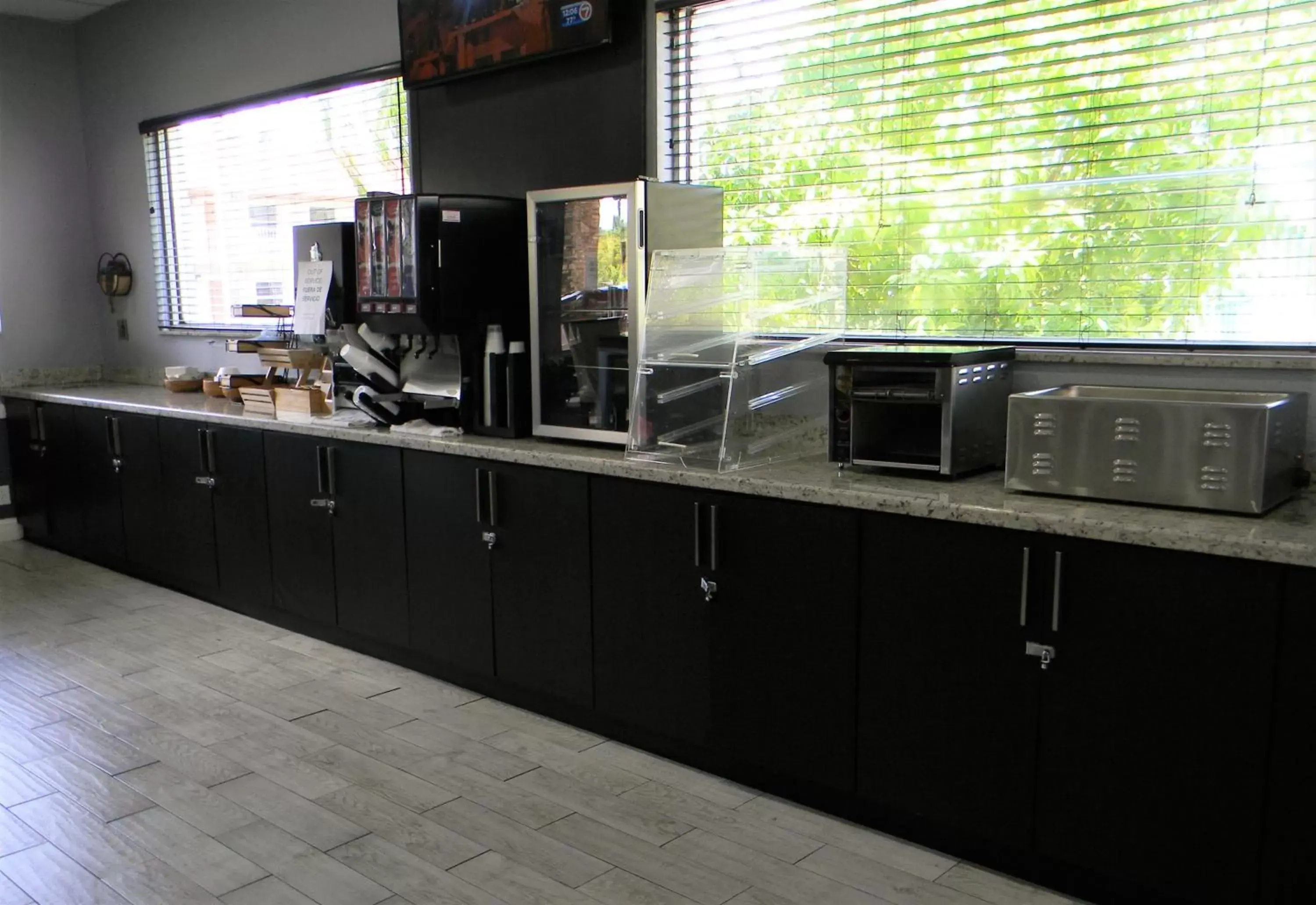 Buffet breakfast, Kitchen/Kitchenette in Fairway Inn Florida City Homestead Everglades