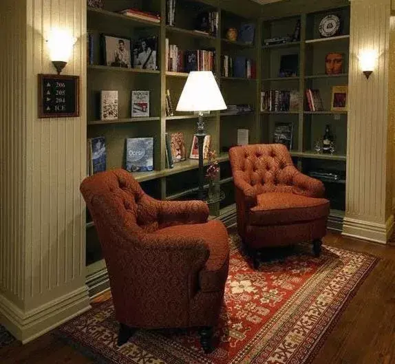 Decorative detail, Seating Area in River Inn Of Harbor Town