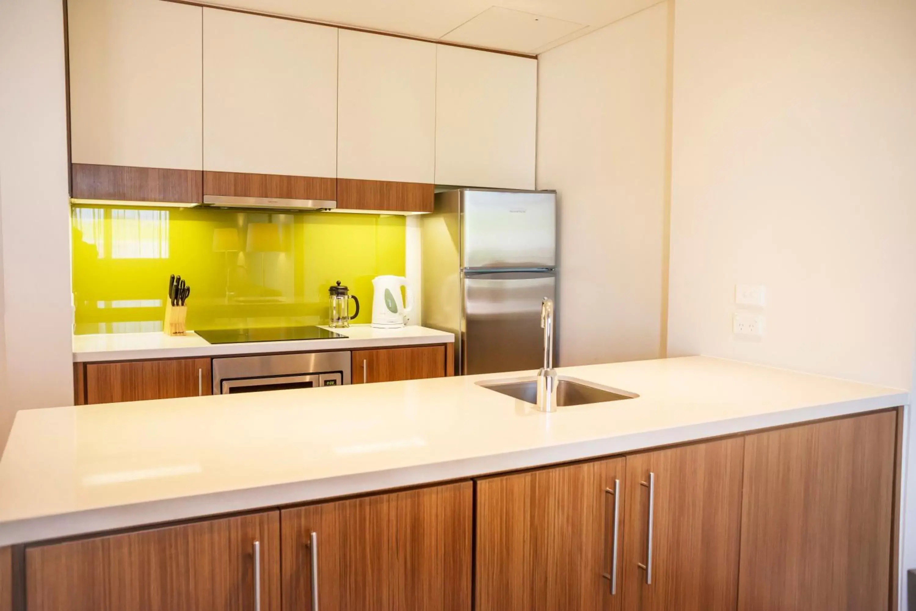 Photo of the whole room, Kitchen/Kitchenette in Holiday Inn & Suites Port Moresby, an IHG Hotel