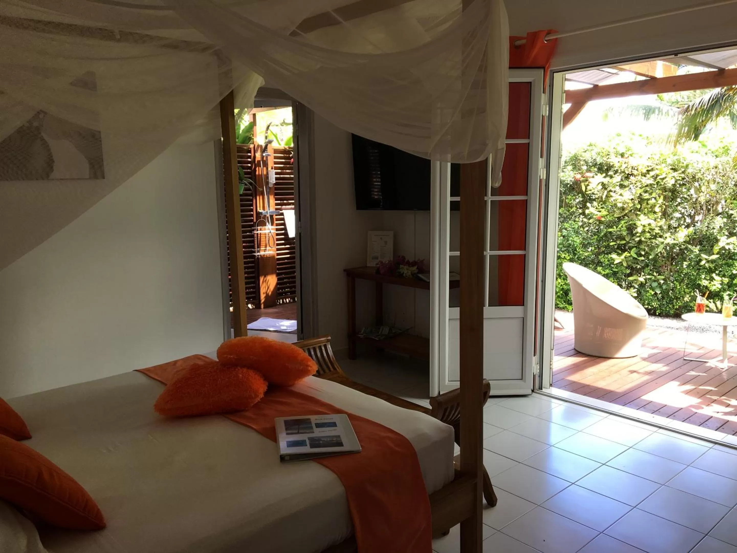 Bedroom, Bed in Chambres d'hôtes et villas chez Flo