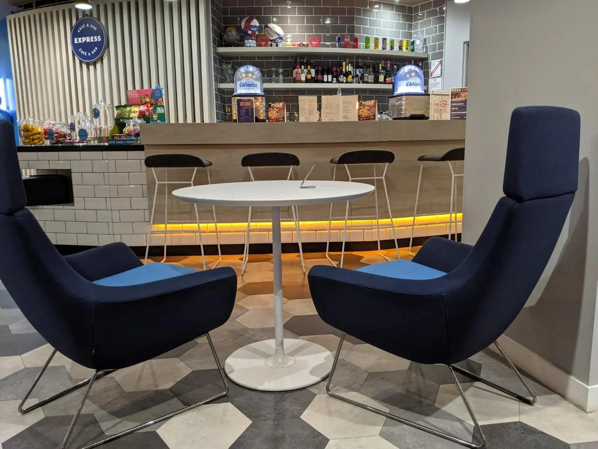 Lounge or bar in Holiday Inn Express Paris - Velizy