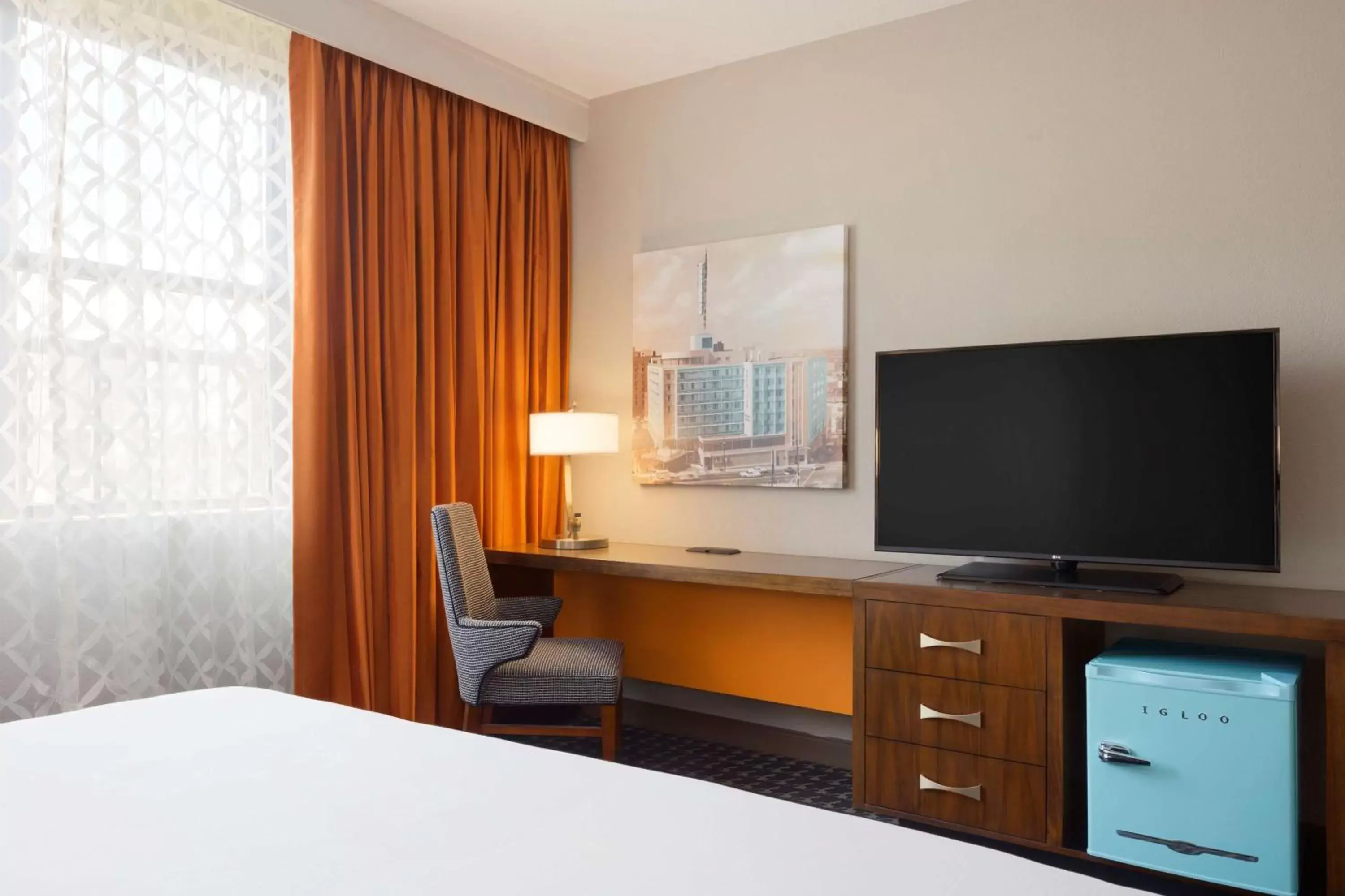 Bedroom, TV/Entertainment Center in The American Hotel Atlanta Downtown-a Doubletree by Hilton