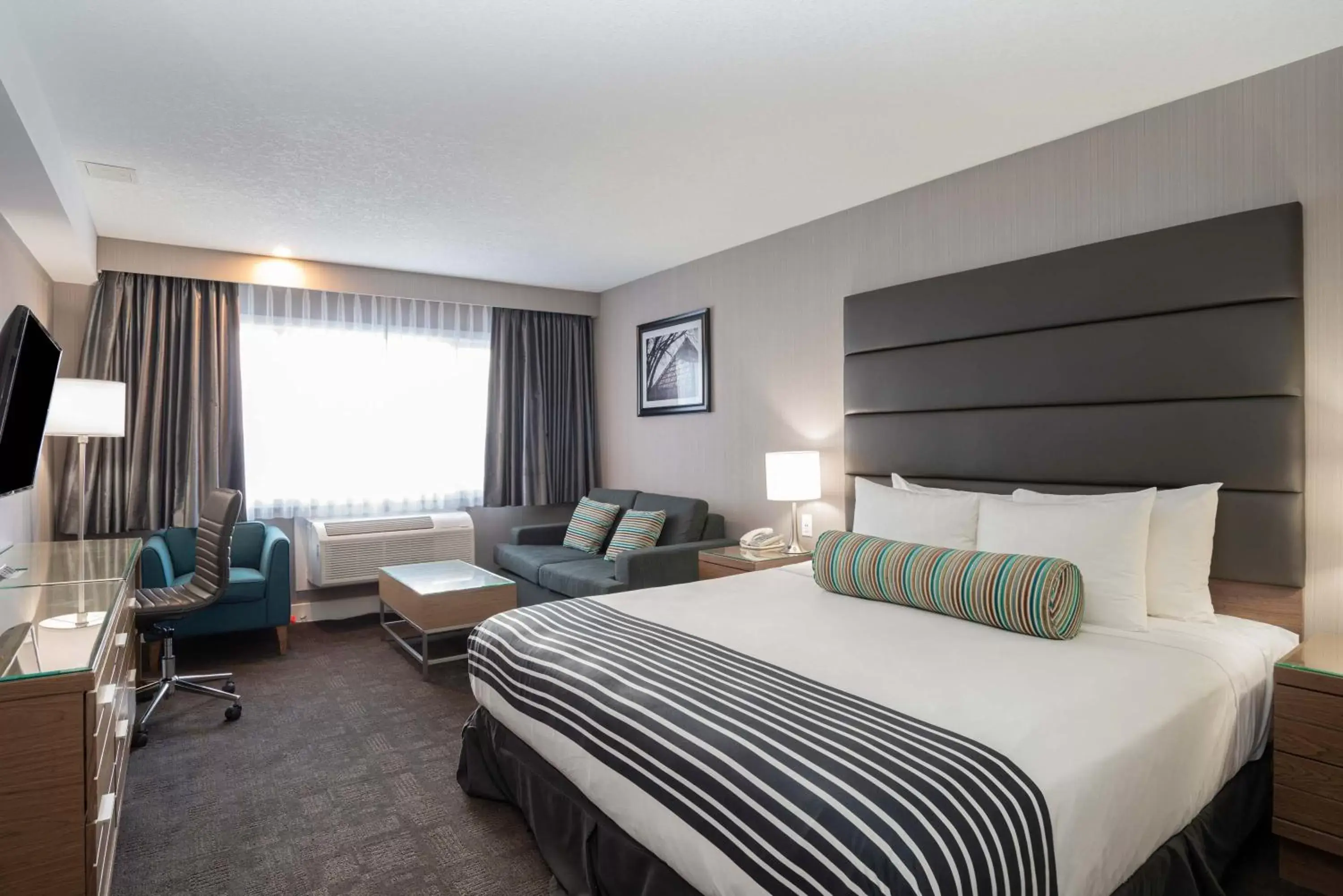 Photo of the whole room in Sandman Hotel Edmonton West