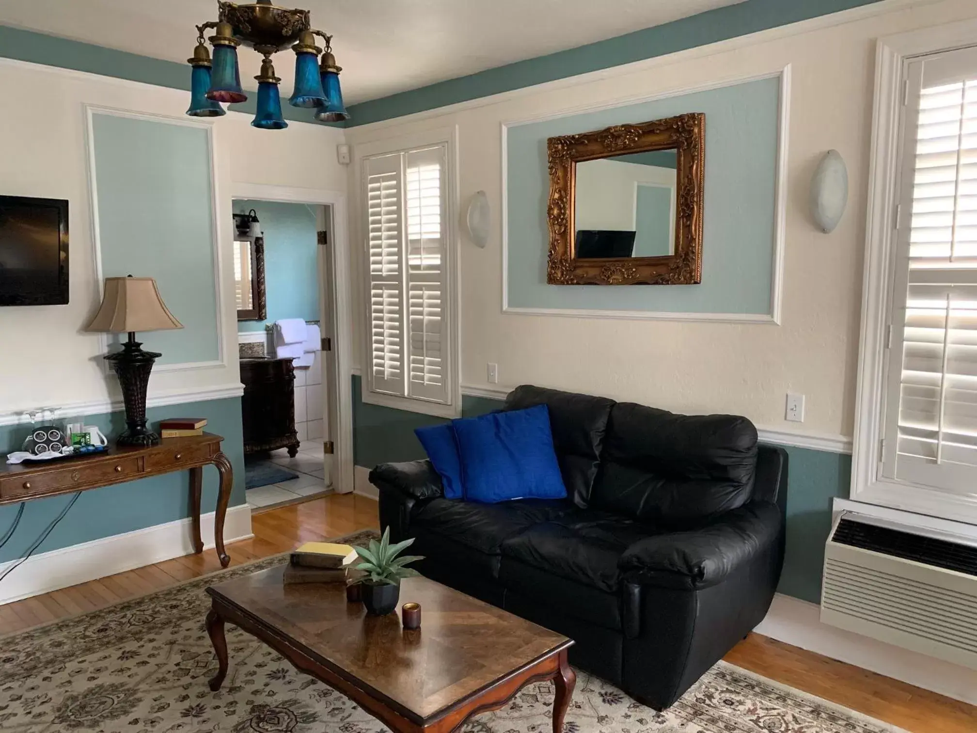 Photo of the whole room, Seating Area in The Inn at Benicia Bay