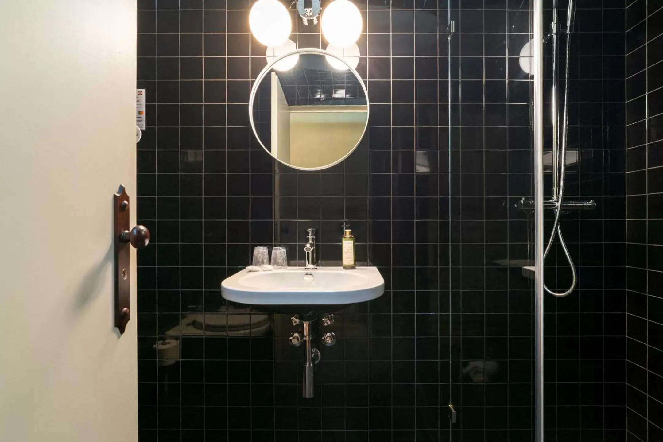 Bathroom in Marquês Garden House by Olivia