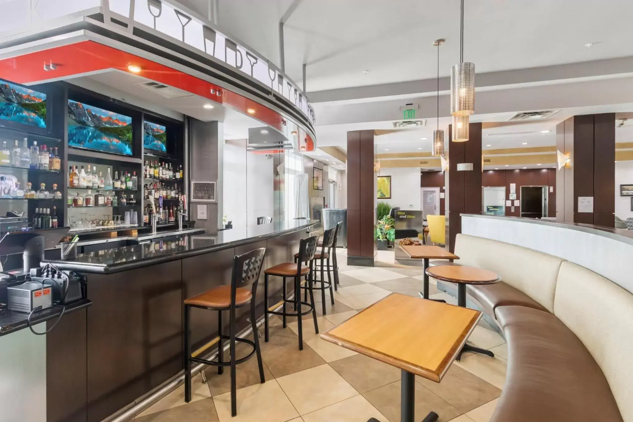 Restaurant/places to eat, Lounge/Bar in Holiday Inn Hotel & Suites Waco Northwest, an IHG Hotel