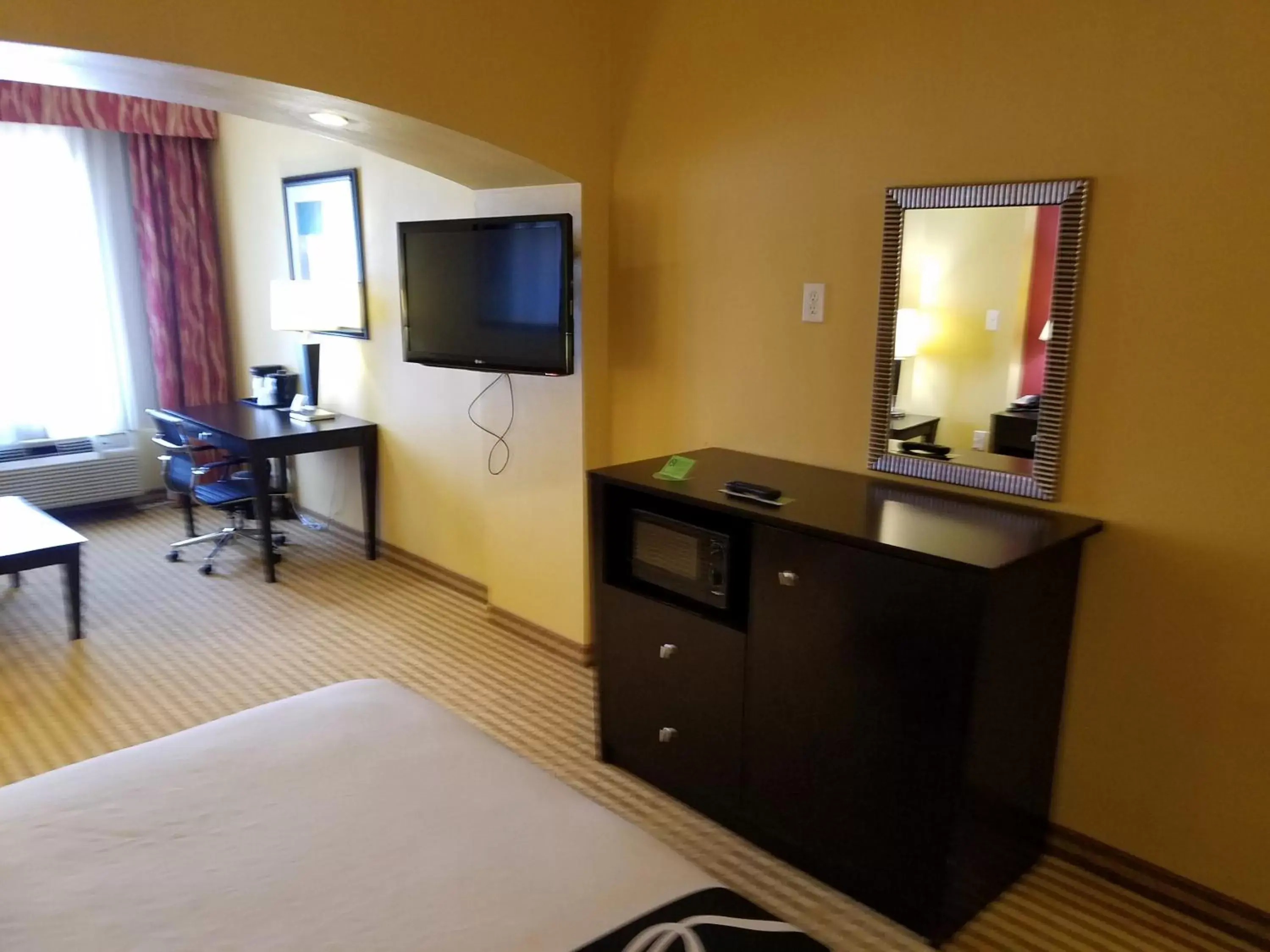 TV and multimedia, TV/Entertainment Center in La Quinta by Wyndham Atlanta Union City