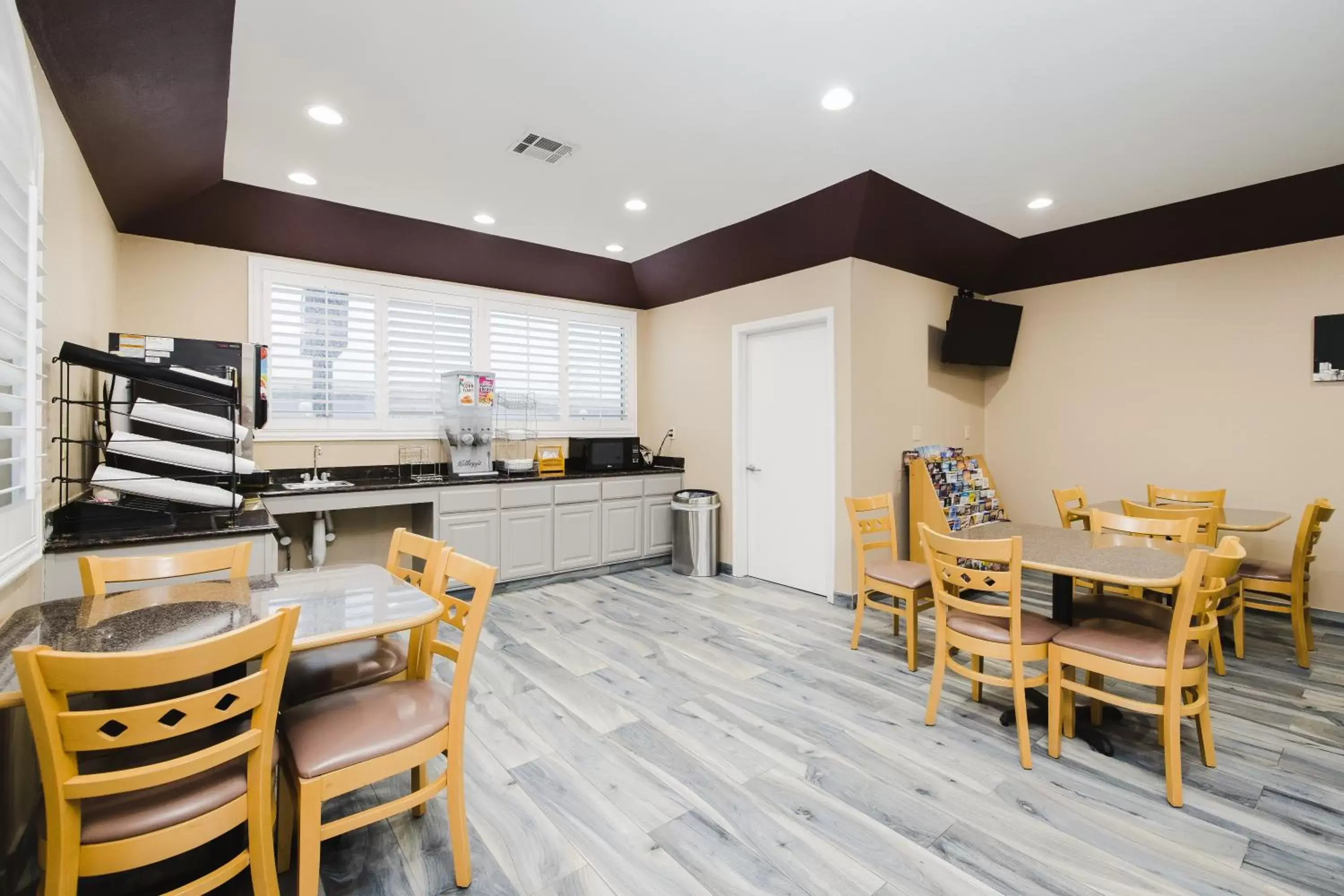 Dining area, Restaurant/Places to Eat in Sapphire Inn & Suites