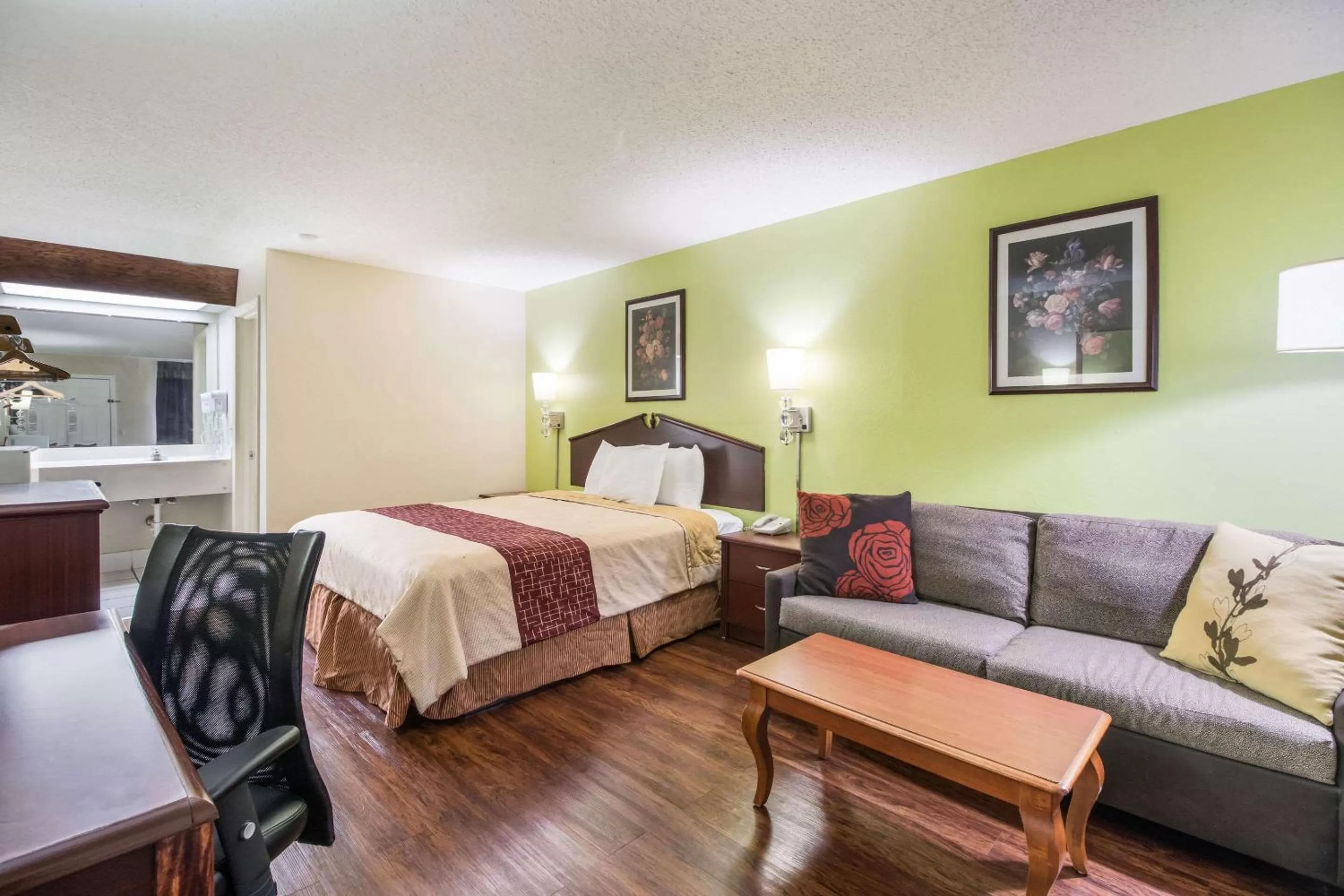 Photo of the whole room, Bed in Rodeway Inn Bolivar